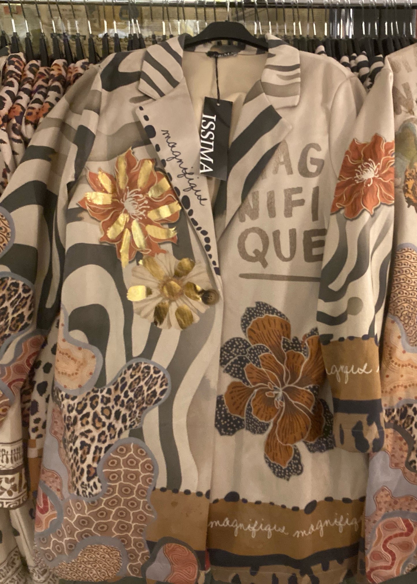Lange jas in suèdelook met opvallende print, licht getailleerd. One size tot maat 46.