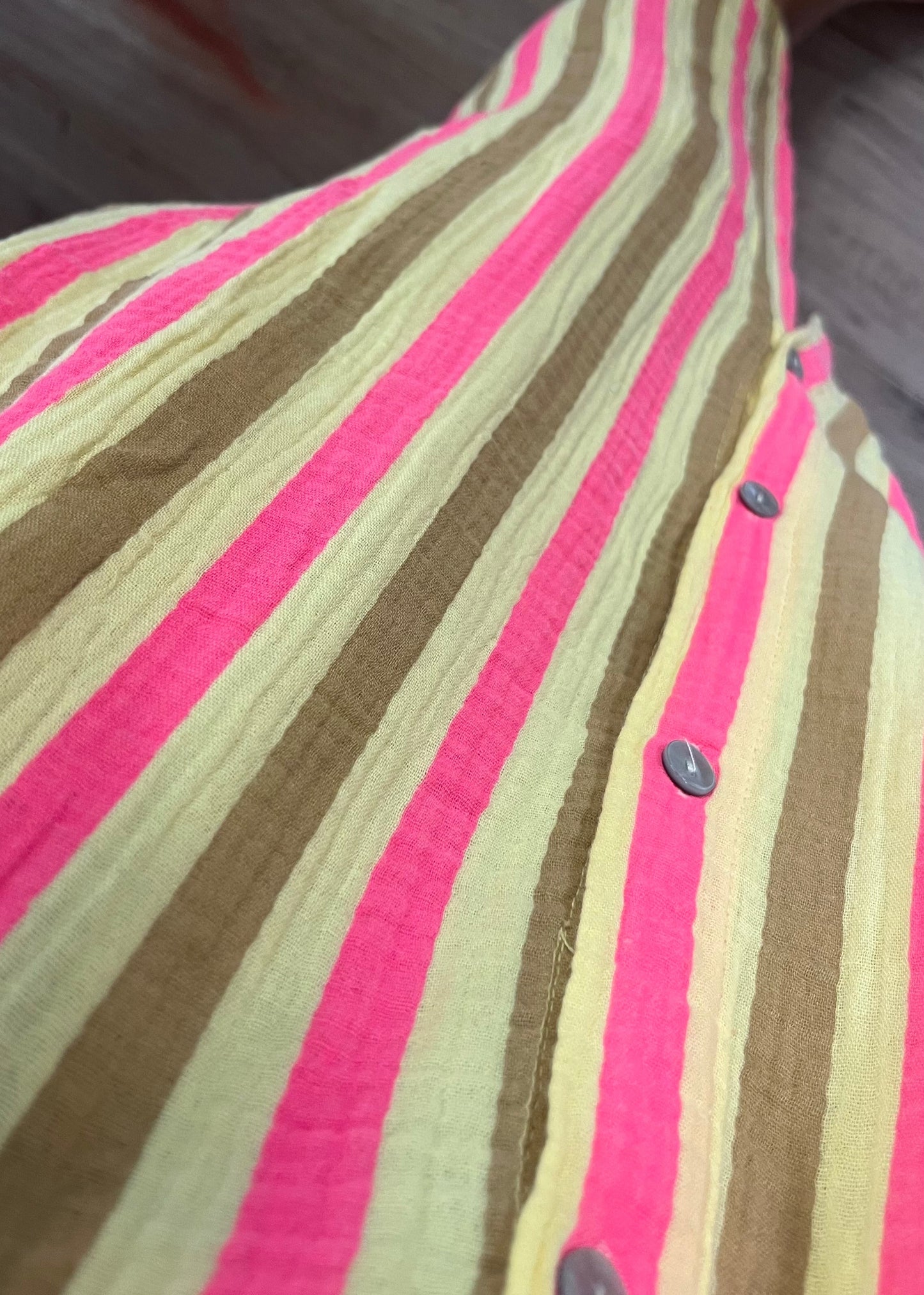 Maxi-jurk van mousseline katoen in roze en geel. Ibiza vibe, doorknoopmodel en one size pasvorm tot maat 46.