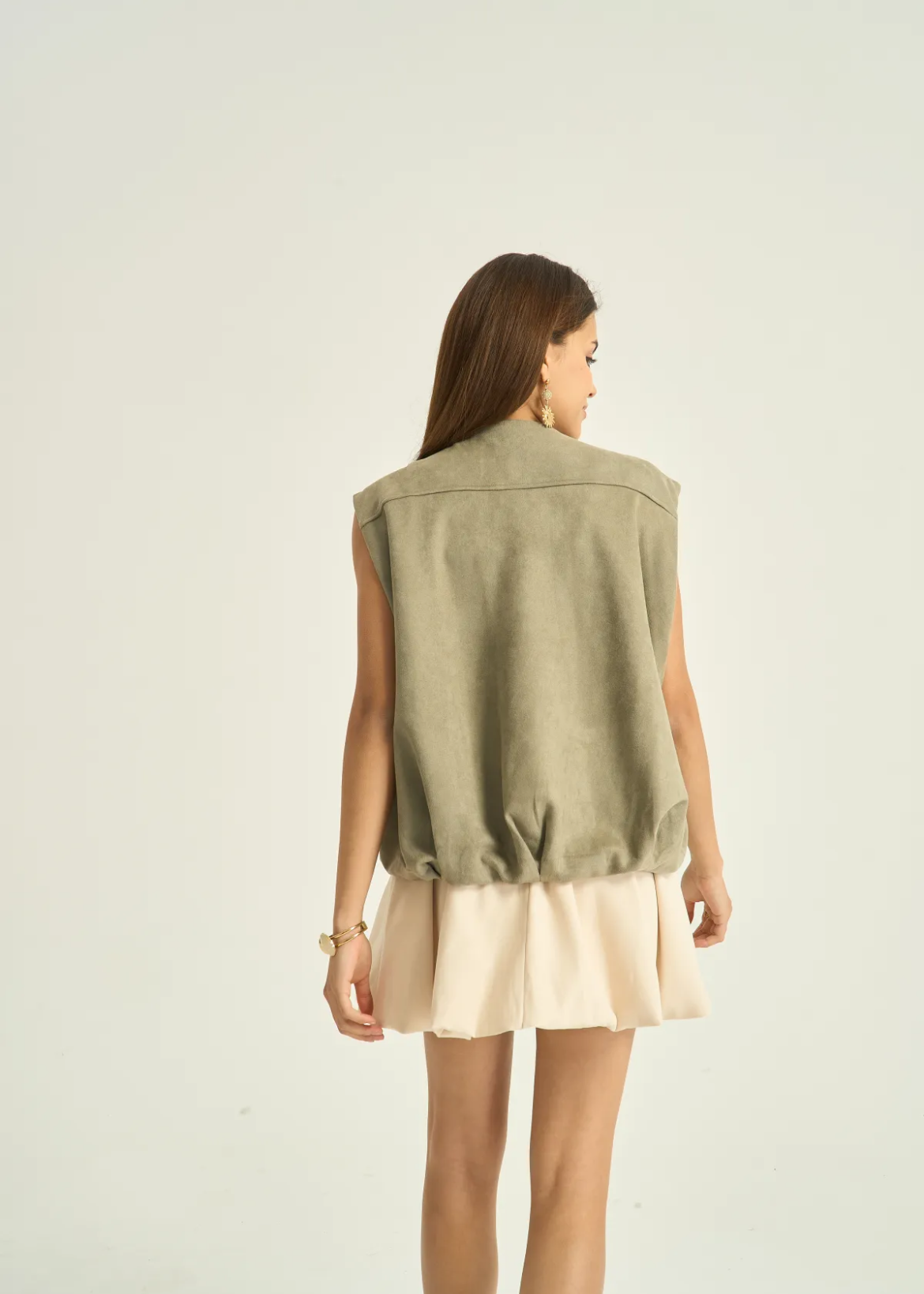 Olijfgroen dames gilet van zachte suède look stof met rits en zakken