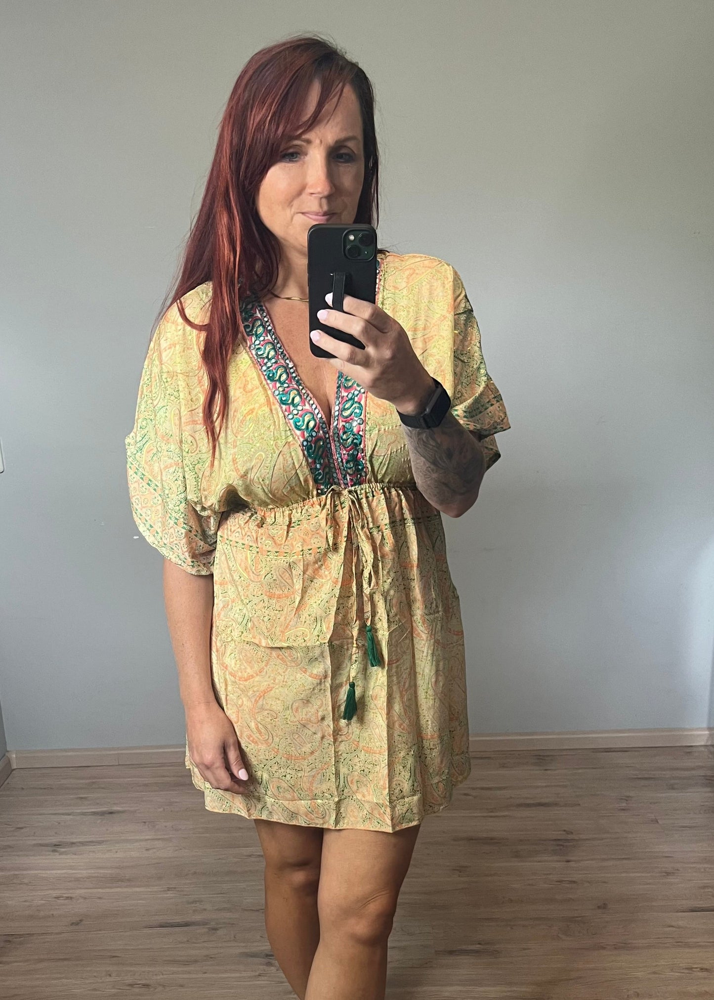 Kleurrijk kort Bohemian look damesjurkje van zijde en viscose. Zomers, luchtig en stijlvol met speelse print.