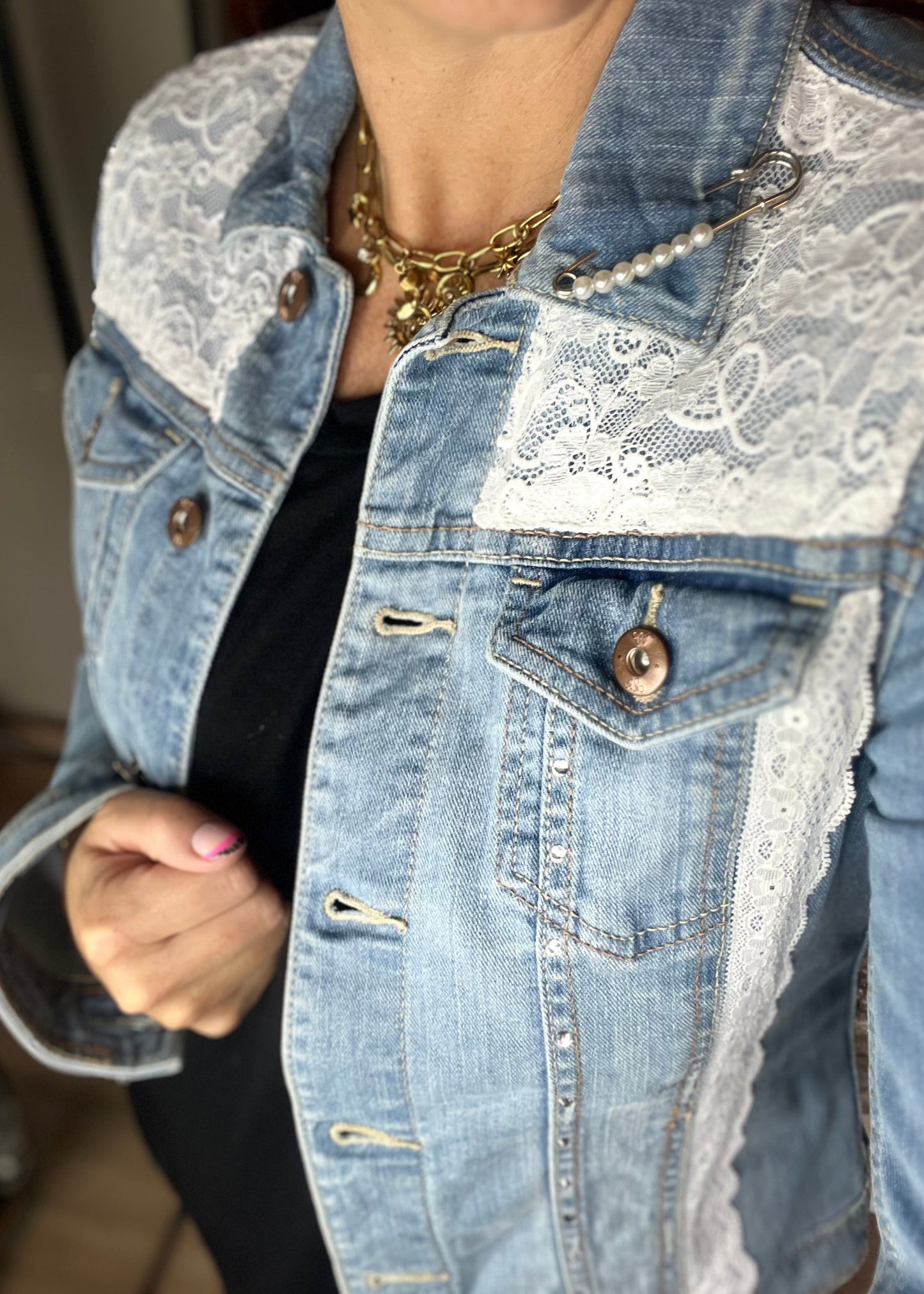 Zelf gepimpt denim spijkerjasje met unieke details en persoonlijke touch – stoer, creatief en one of a kind.