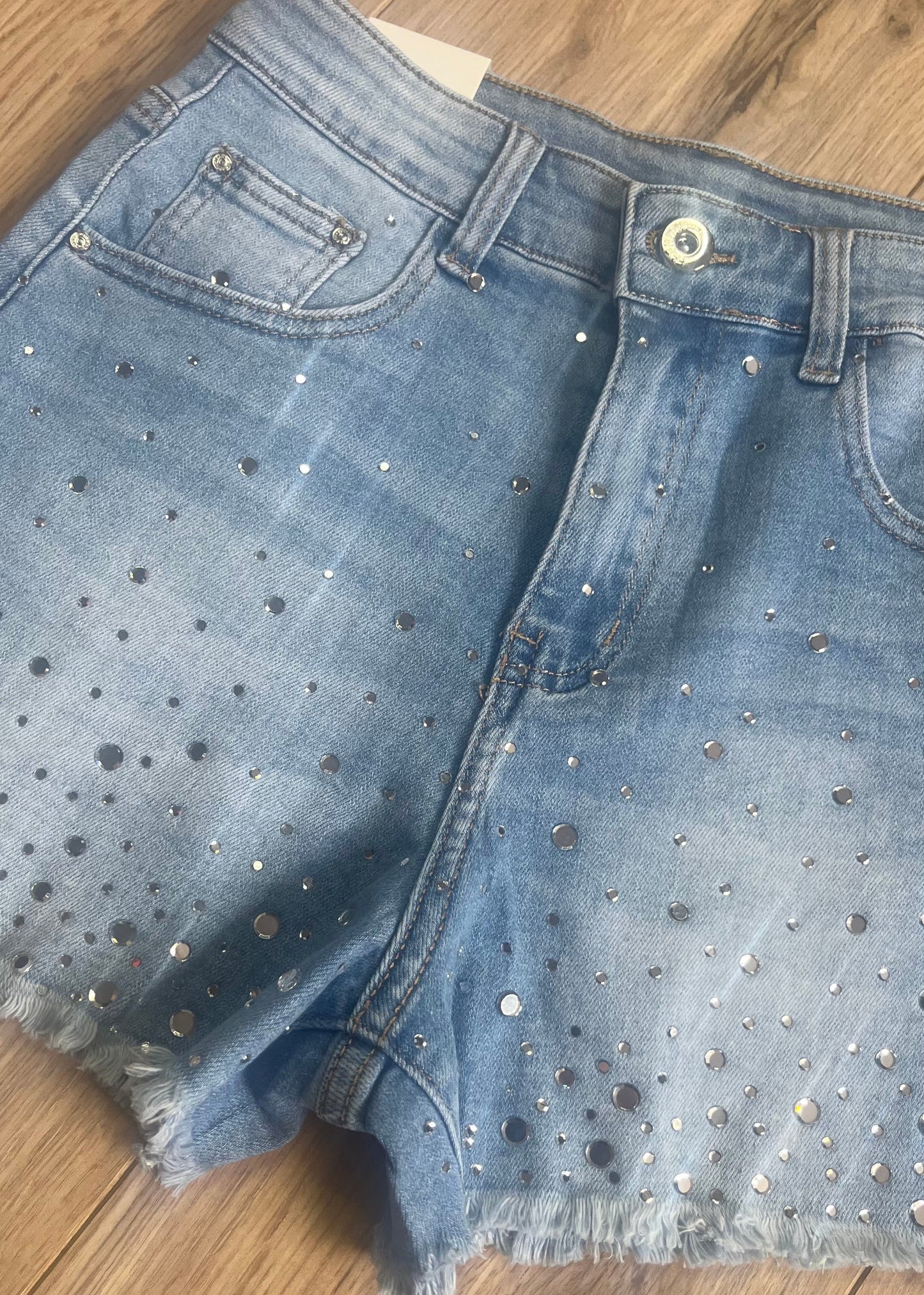 Korte glitter jeans met grote glittersteentjes aan de voorkant, denim stretchmateriaal, verkrijgbaar van XS tot XL.