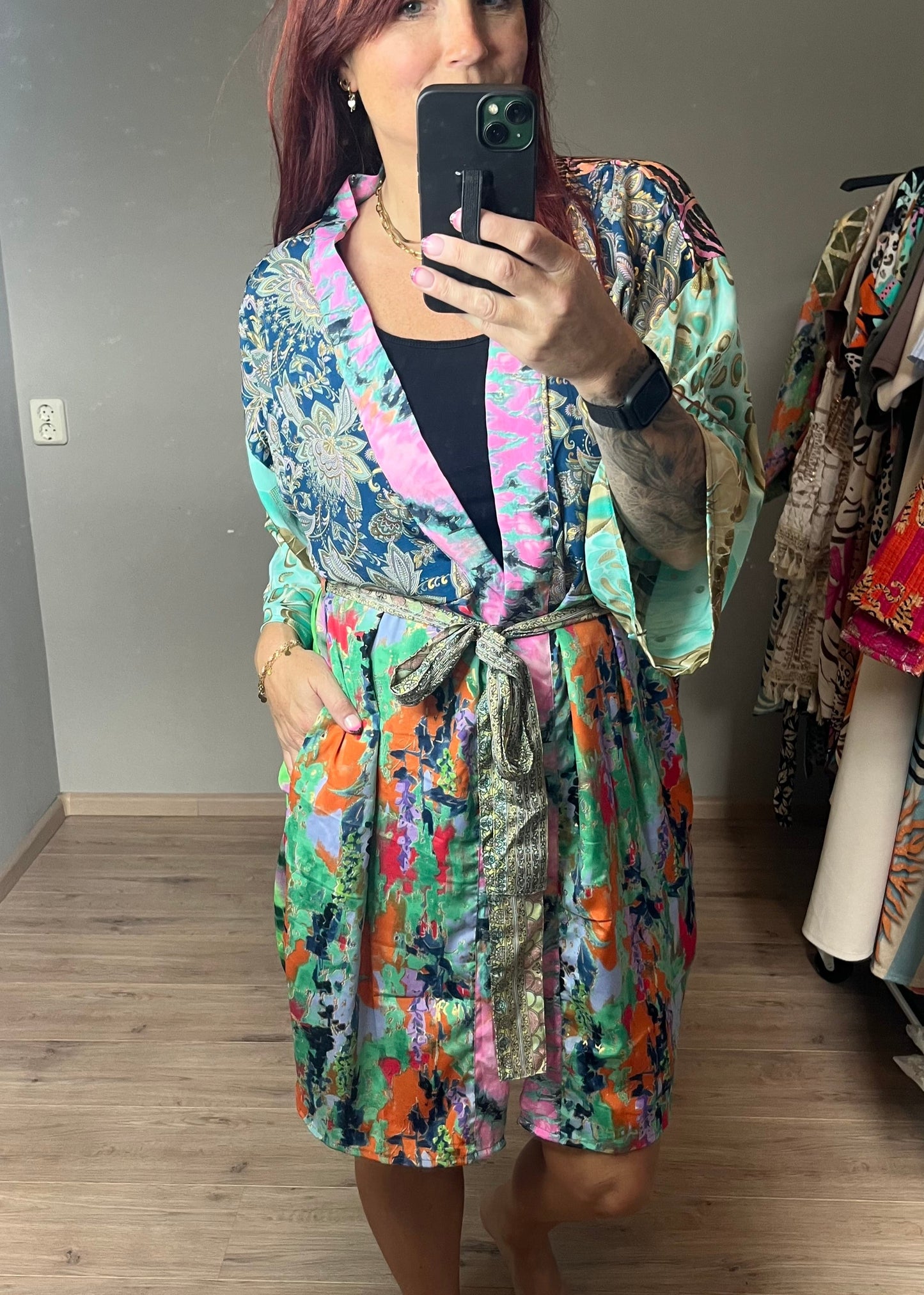 Gave kimono uit Inda in Ibiza stijl van zijde met centuur en steekzakken. Diverse hippe en trendt prints. Elke is uniek.