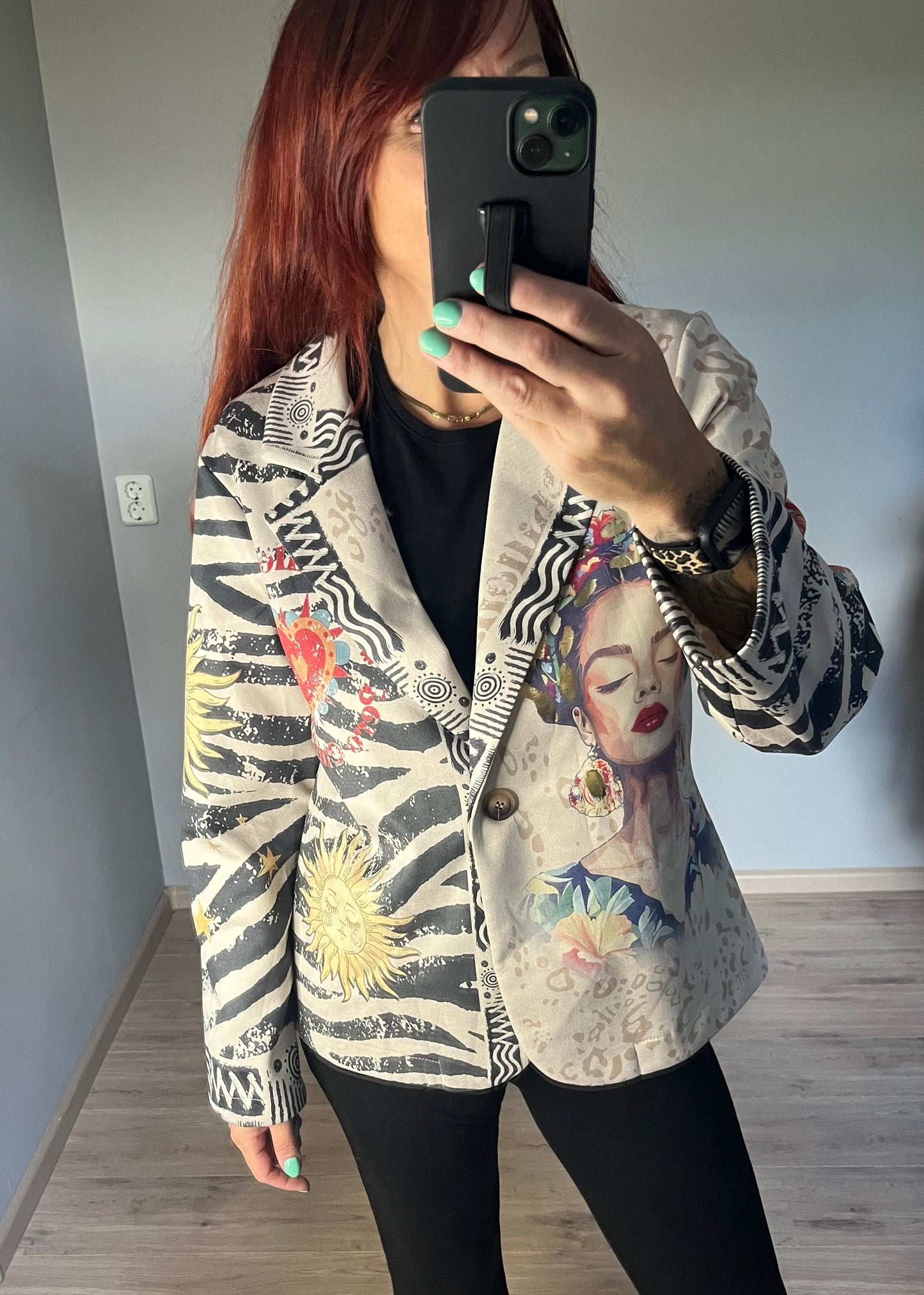 Blazer in suèdelook stof met opvallende print, licht getailleerd. One size tot maat 44.