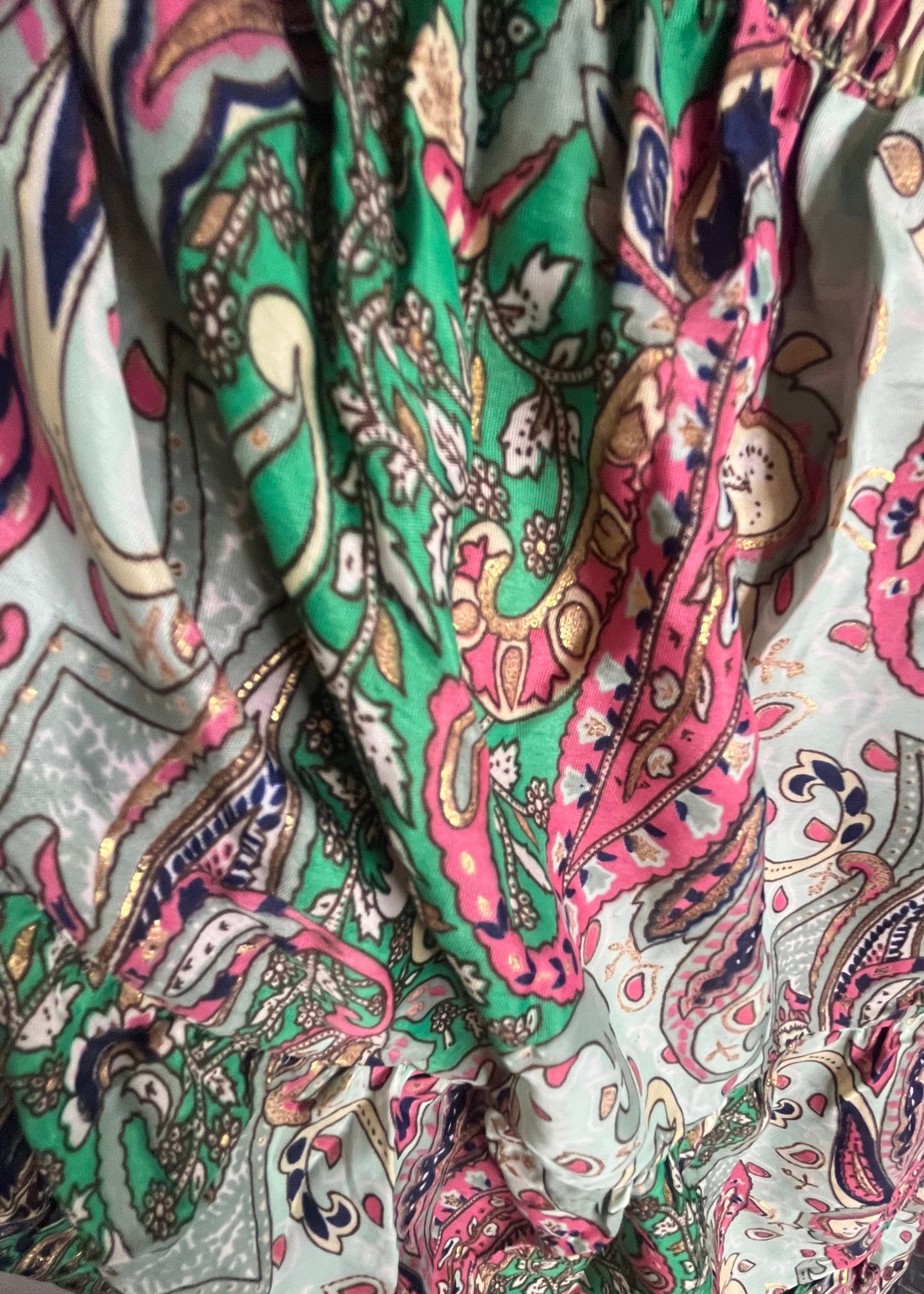Zomerse damesjurk met blote rug en halssluiting, polyester stof in drie kleurrijke prints, licht, speels en vrouwelijk.