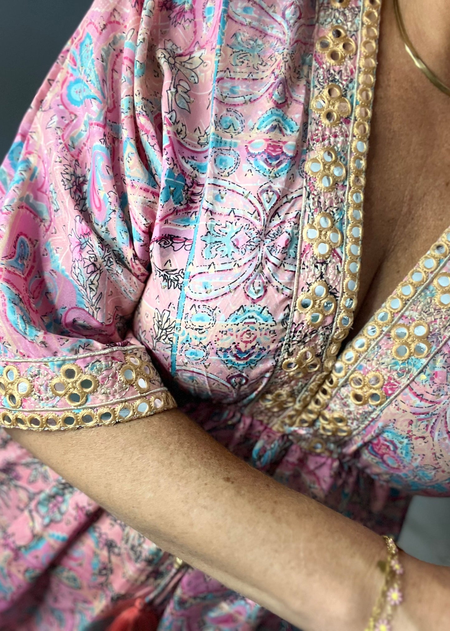 Kleurrijk kort Ibiza damesjurkje van viscose – zomers, luchtig en stijlvol met speelse print.