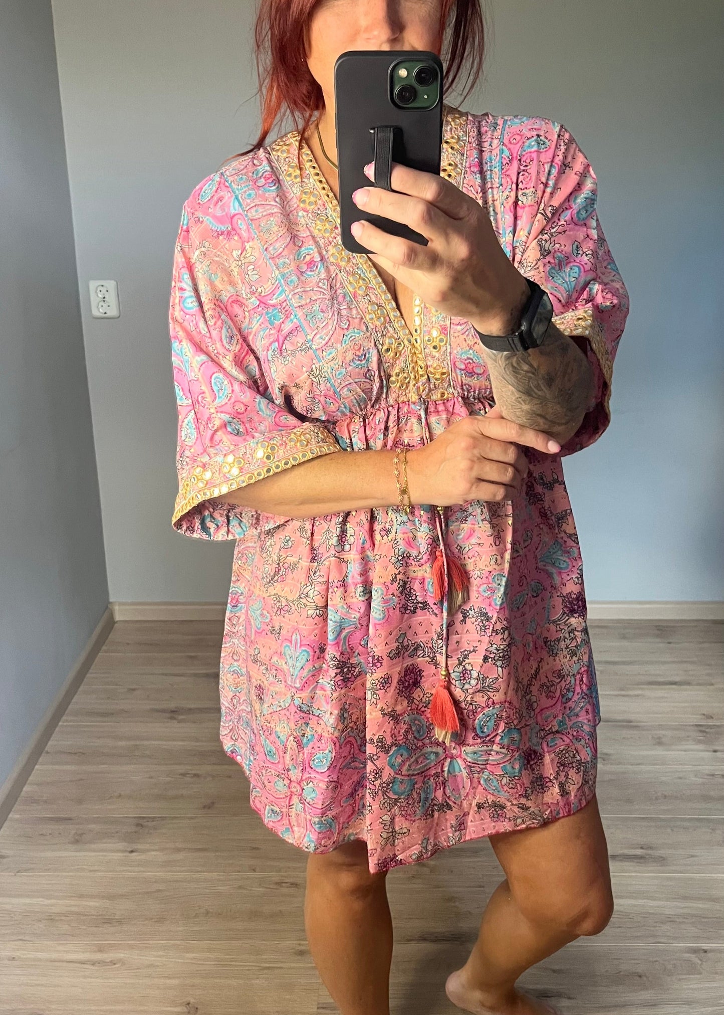 Kleurrijk kort Ibiza damesjurkje van viscose – zomers, luchtig en stijlvol met speelse print.