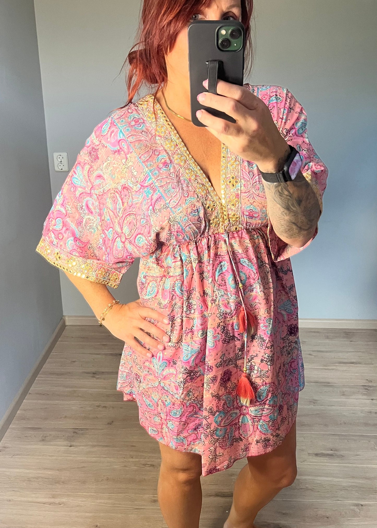 Kleurrijk kort Ibiza damesjurkje van viscose – zomers, luchtig en stijlvol met speelse print.