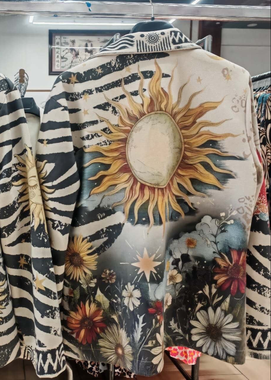 Blazer in suèdelook stof met opvallende print, licht getailleerd. One size tot maat 44.