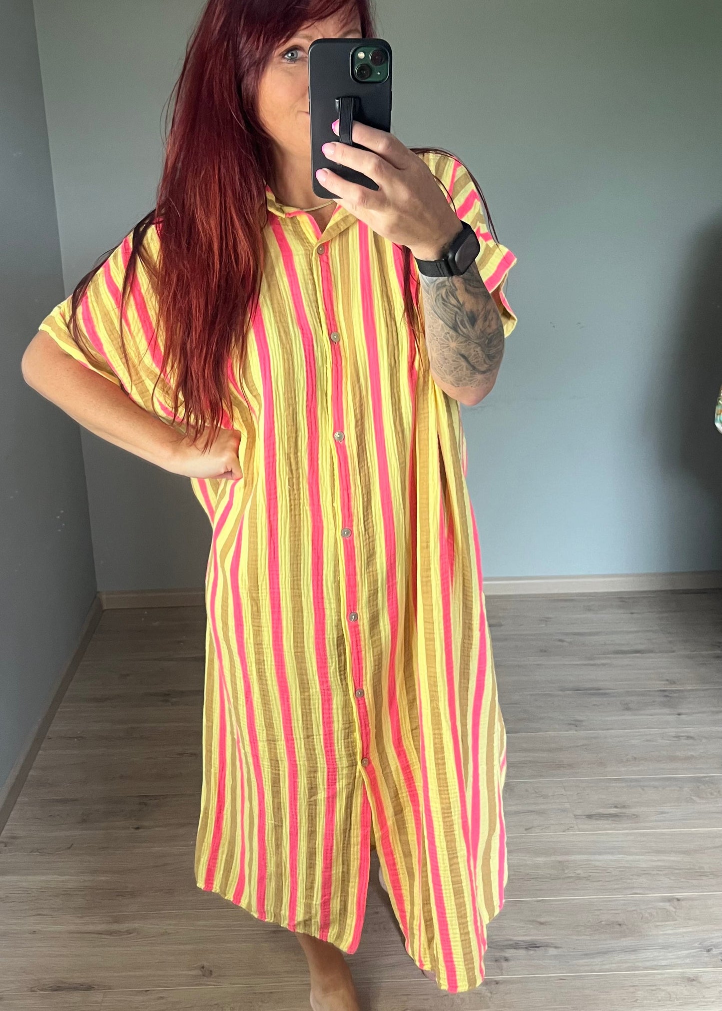 Maxi-jurk van mousseline katoen in roze en geel. Ibiza vibe, doorknoopmodel en one size pasvorm tot maat 46.