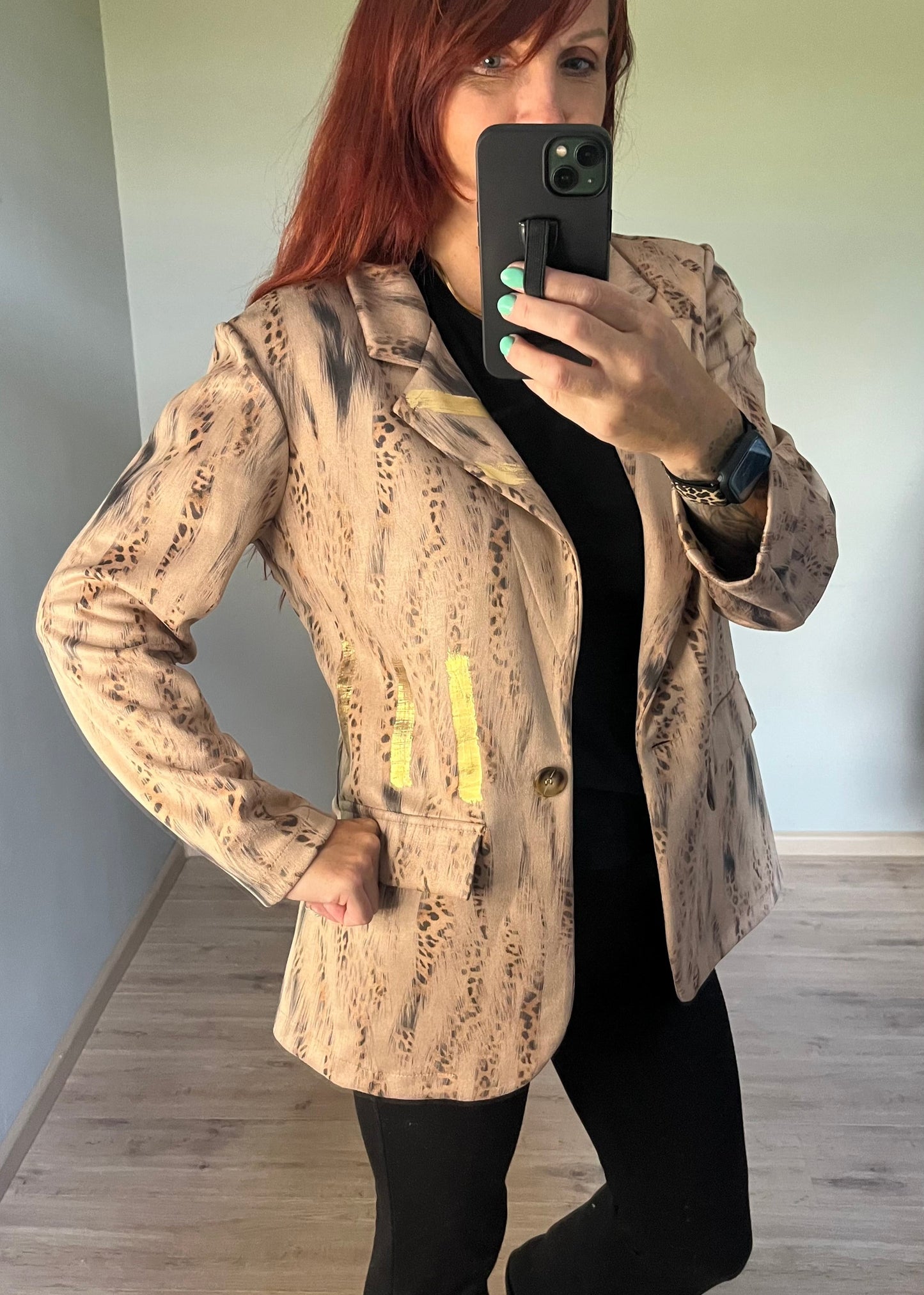 Blazer in suèdelook stof met opvallende print, licht getailleerd. One size tot maat 44.