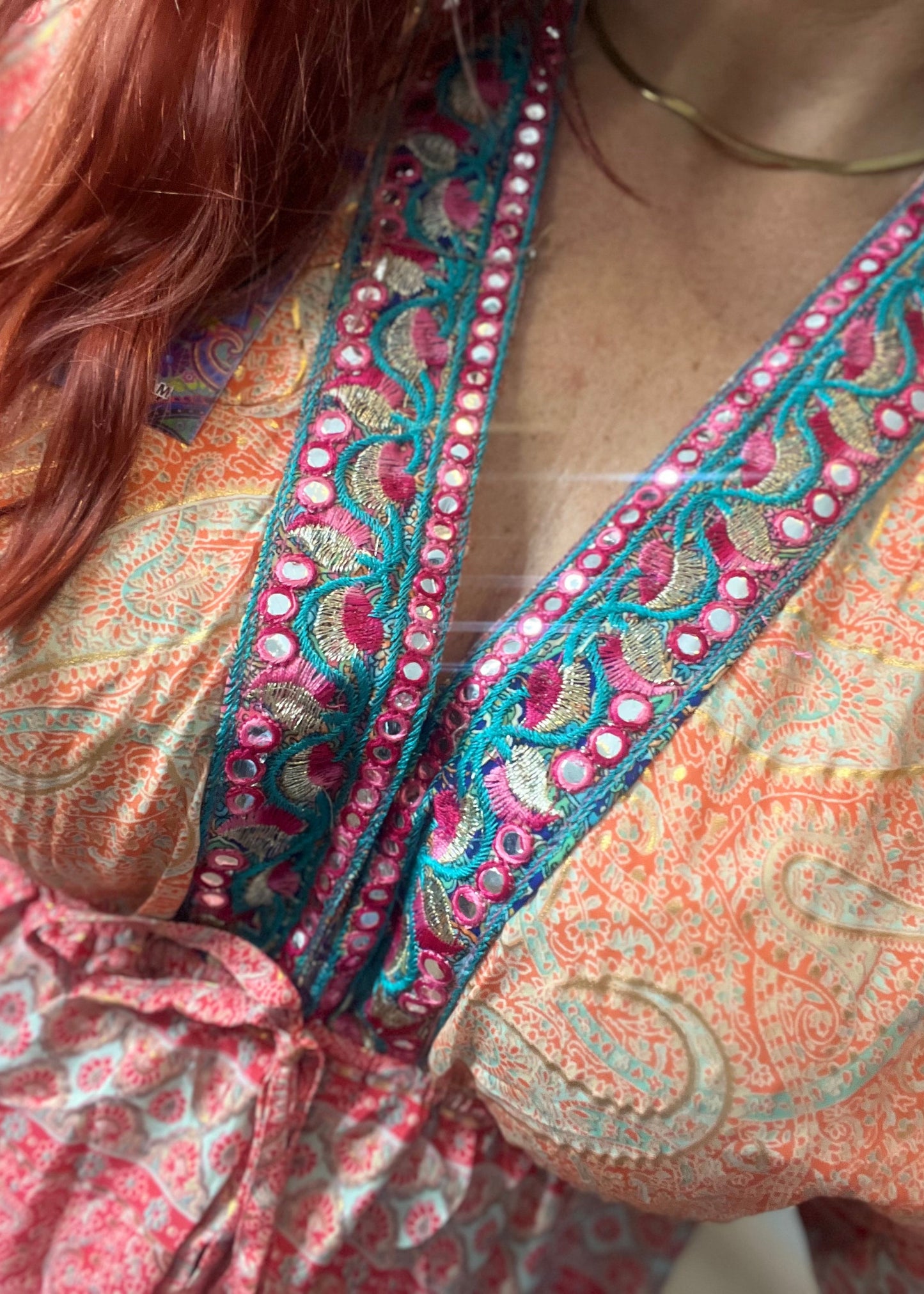 Kleurrijk kort damesjurkje van zijde en viscose met mooi afgewerkte details