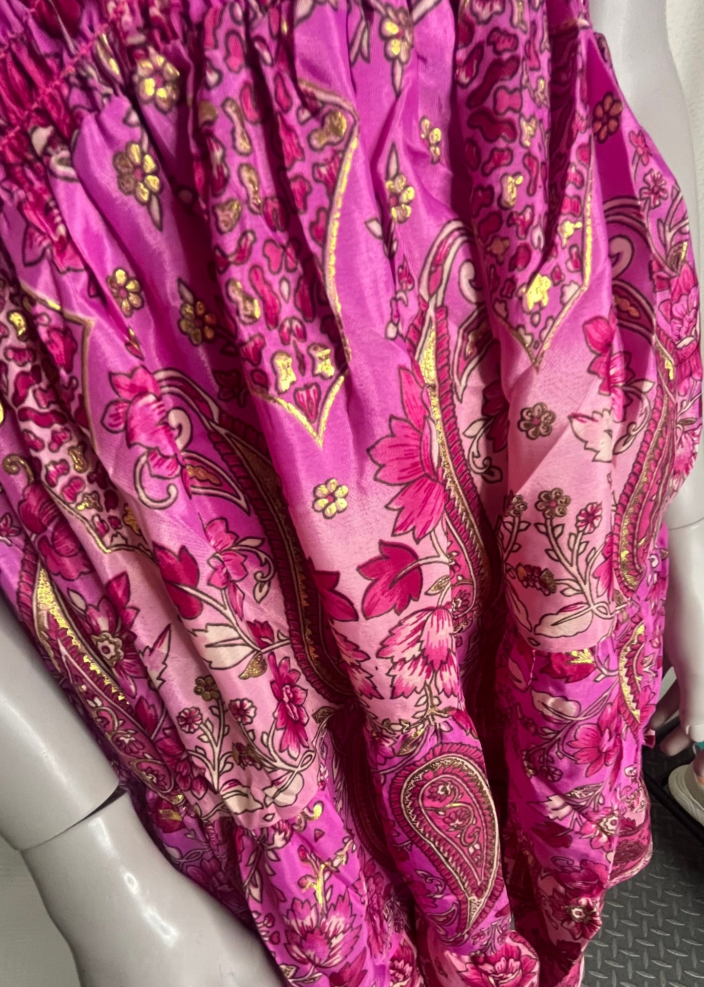 Zomerse damesjurk met blote rug en halssluiting, polyester stof in drie kleurrijke prints, licht, speels en vrouwelijk.