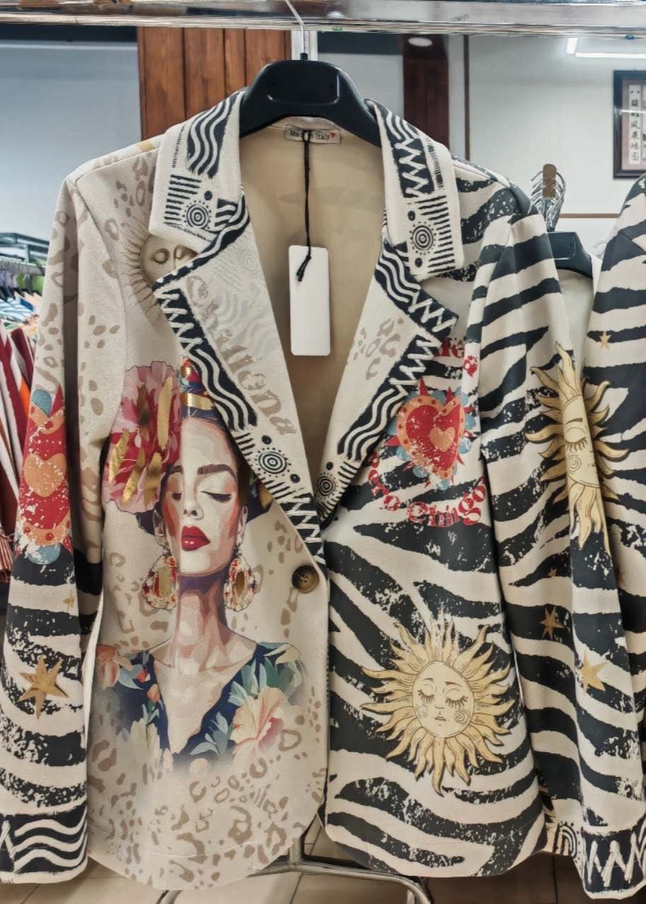 Blazer in suèdelook stof met opvallende print, licht getailleerd. One size tot maat 44.