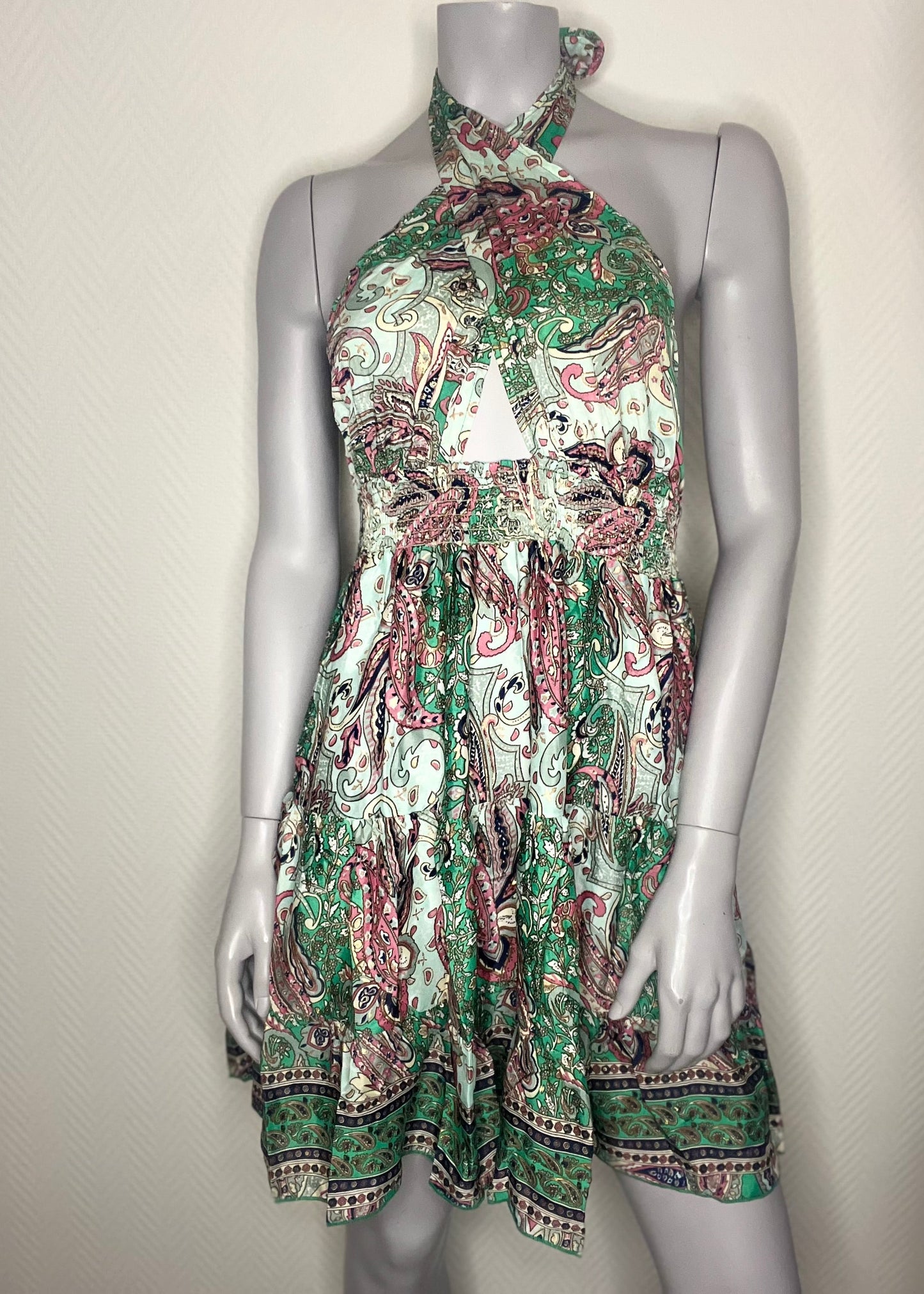 Zomerse damesjurk met blote rug en halssluiting, polyester stof in drie kleurrijke prints, licht, speels en vrouwelijk.