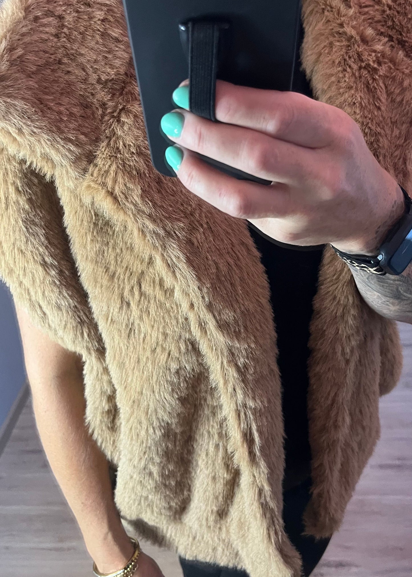 Gilet van nep bont in camelbruin en beige, met grote kraag en twee zakken. Oversized model, one size tot maat 46.