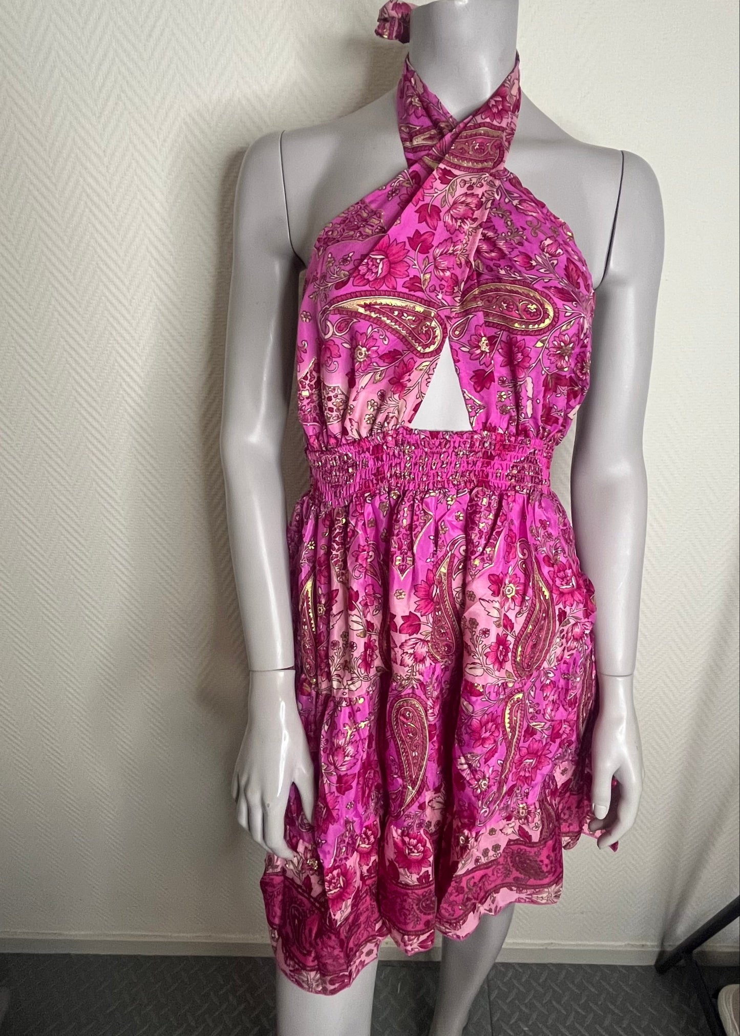 Zomerse damesjurk met blote rug en halssluiting, polyester stof in drie kleurrijke prints, licht, speels en vrouwelijk.