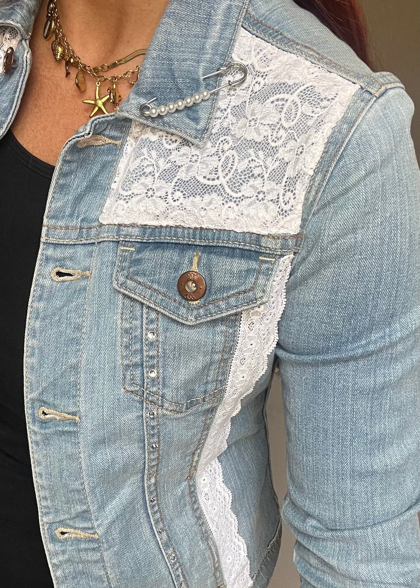 Uniek gepimpt vintage spijkerjasje van Piek Fashion, geüpcycled met creatieve details. Eén exemplaar beschikbaar.
