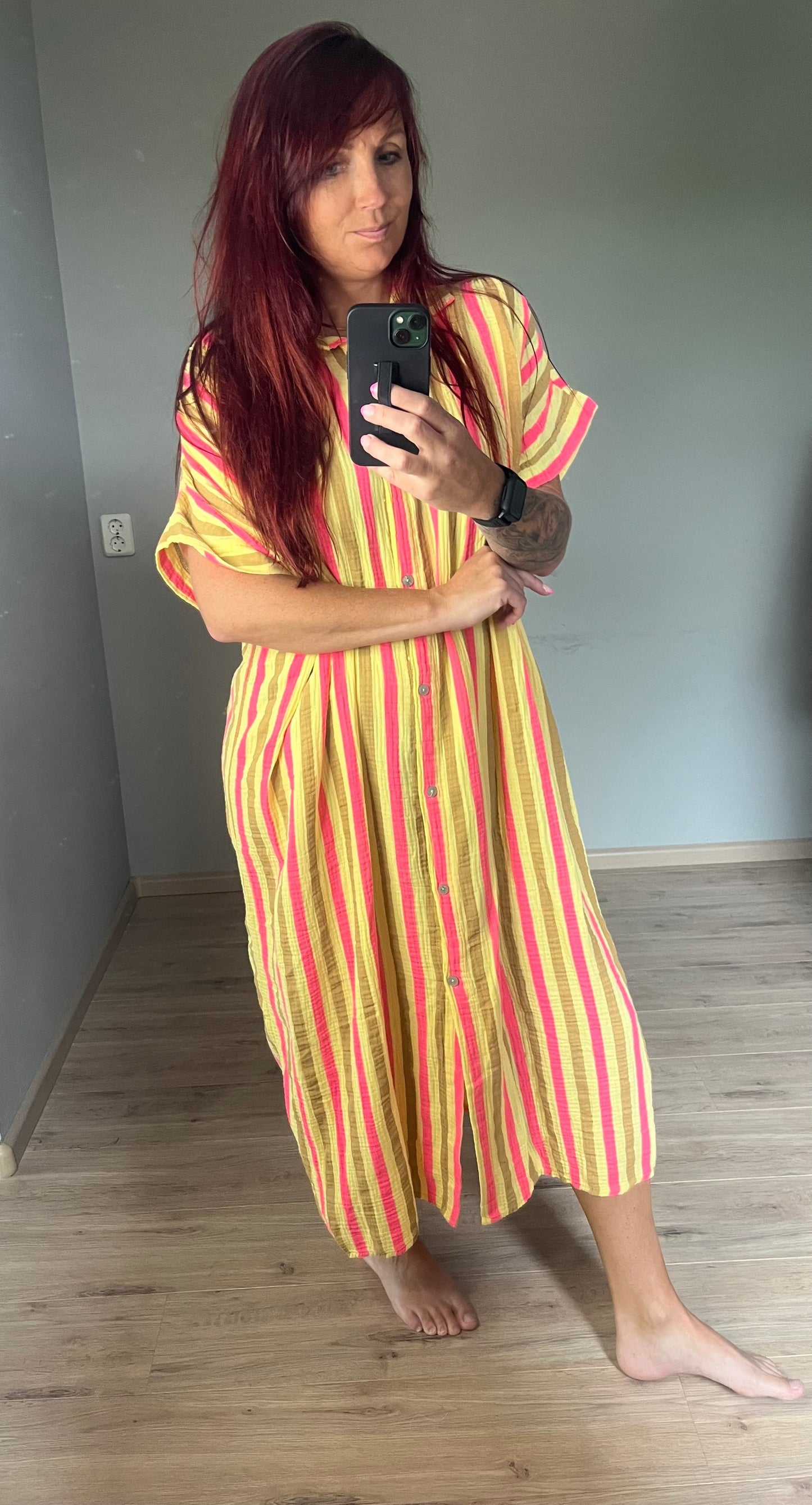 Maxi-jurk van mousseline katoen in roze en geel. Ibiza vibe, doorknoopmodel en one size pasvorm tot maat 46.