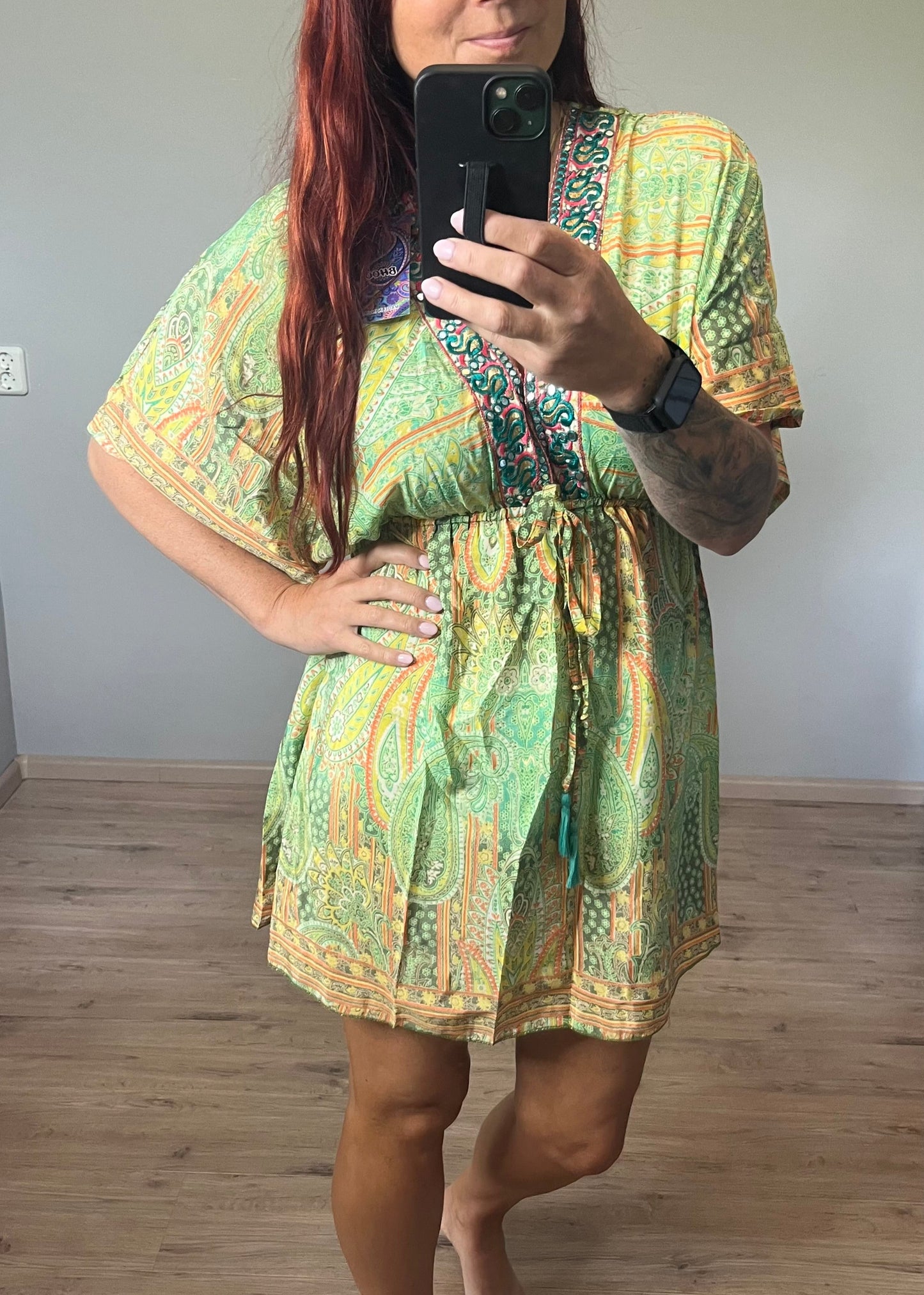 Kleurrijk kort damesjurkje van zijde en viscose. Zomers, luchtig en stijlvol met speelse print.