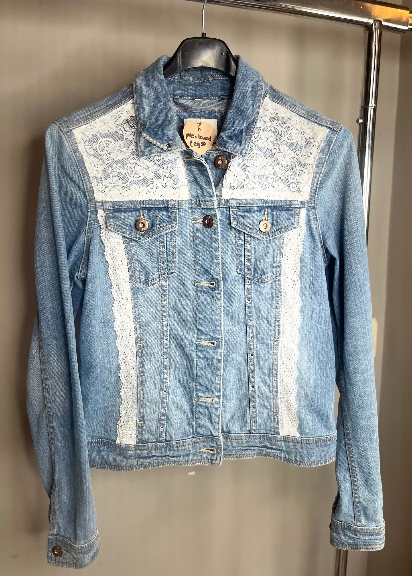 Zelf gepimpt denim spijkerjasje met unieke details en persoonlijke touch – stoer, creatief en one of a kind.