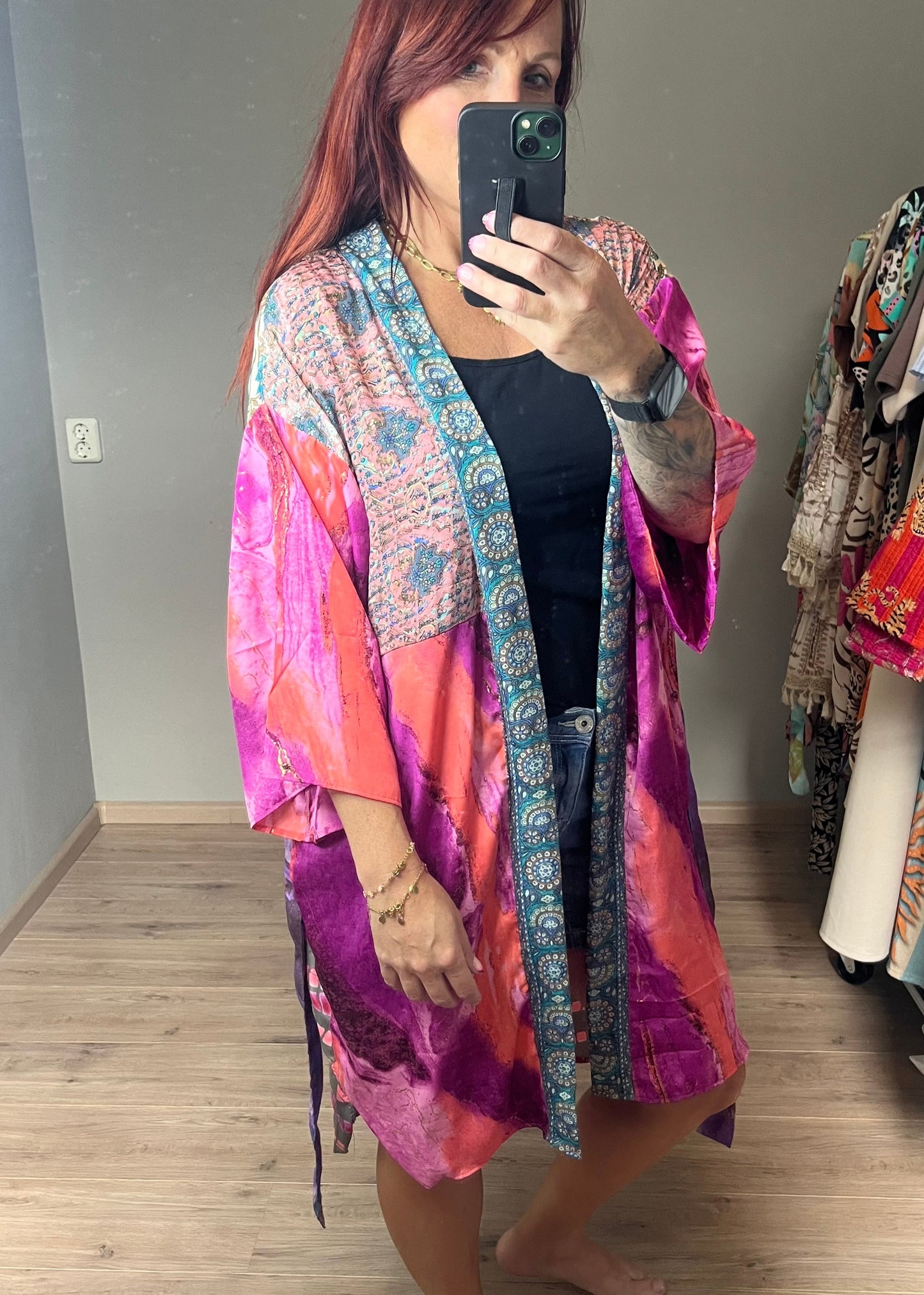 Gave kimono uit Inda in Ibiza stijl van zijde met centuur en steekzakken. Diverse hippe en trendt prints. Elke is uniek.