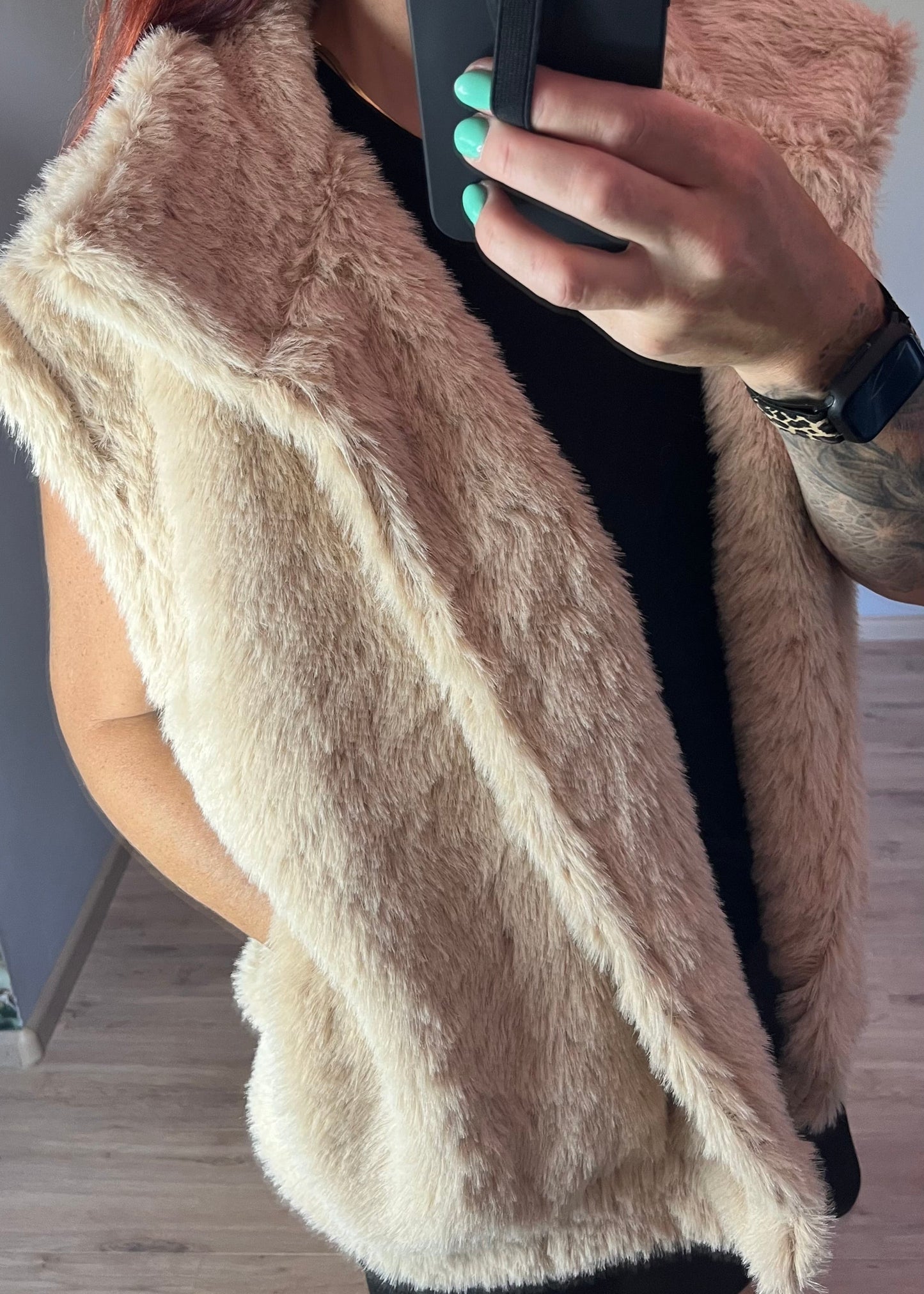 Gilet van nep bont in camelbruin en beige, met grote kraag en twee zakken. Oversized model, one size tot maat 46.
