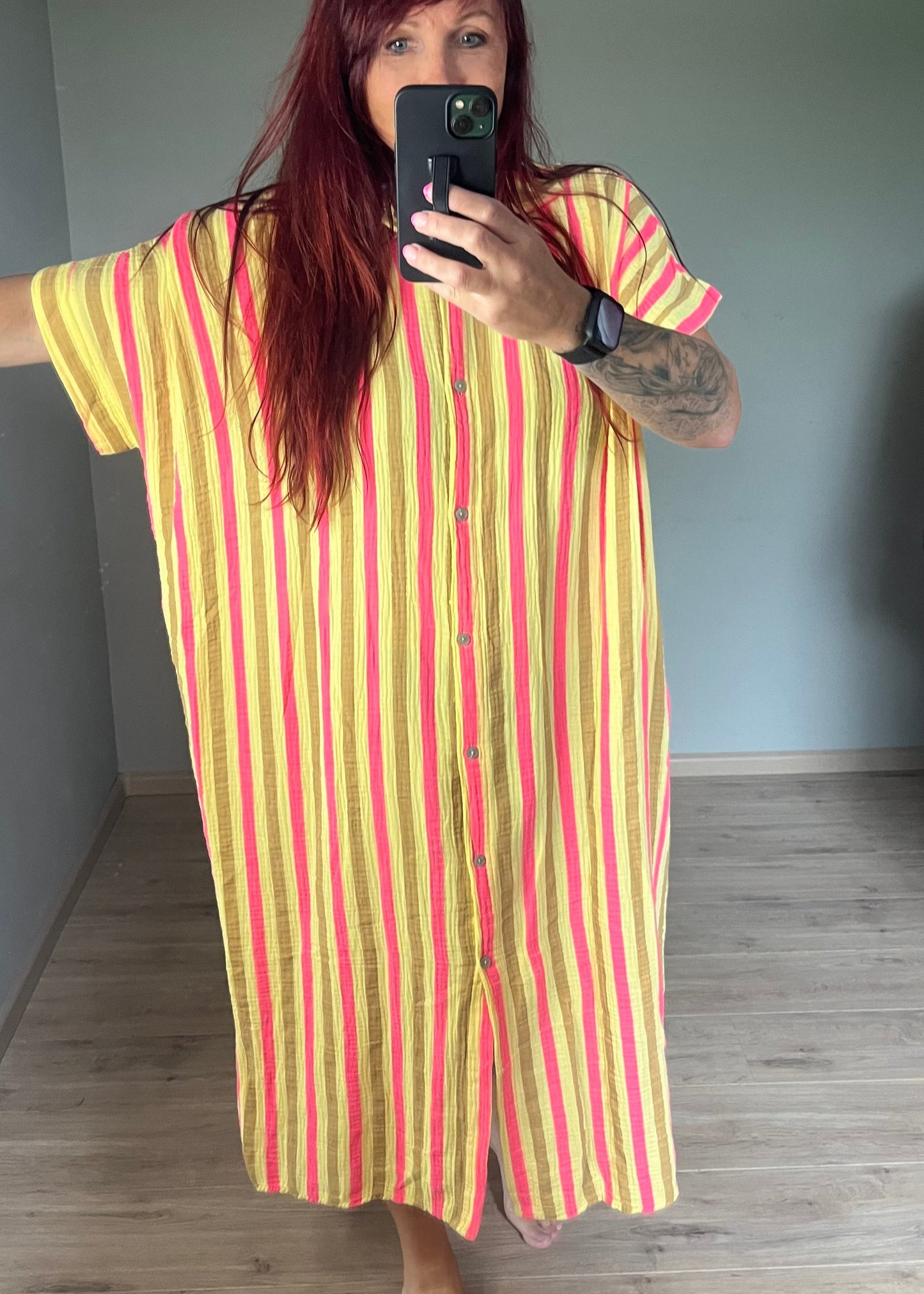 Maxi-jurk van mousseline katoen in roze en geel.
Ibiza vibe, doorknoopmodel en one size pasvorm tot maat 46.