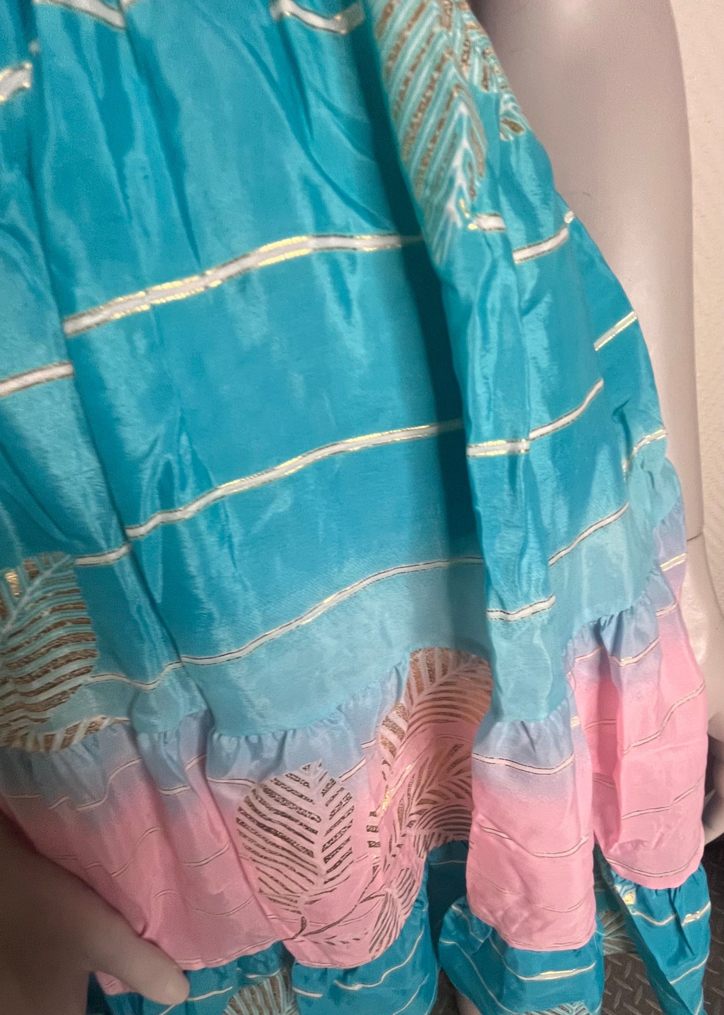 Zomerse damesjurk met blote rug en halssluiting, polyester stof in drie kleurrijke prints, licht, speels en vrouwelijk.