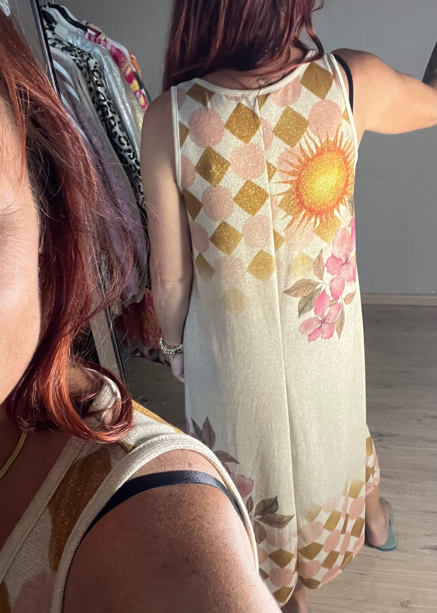 Schitterende lurex jurk met een glossy print. Shine op elke gelegenheid met glansjurk draagbaar tot 44
