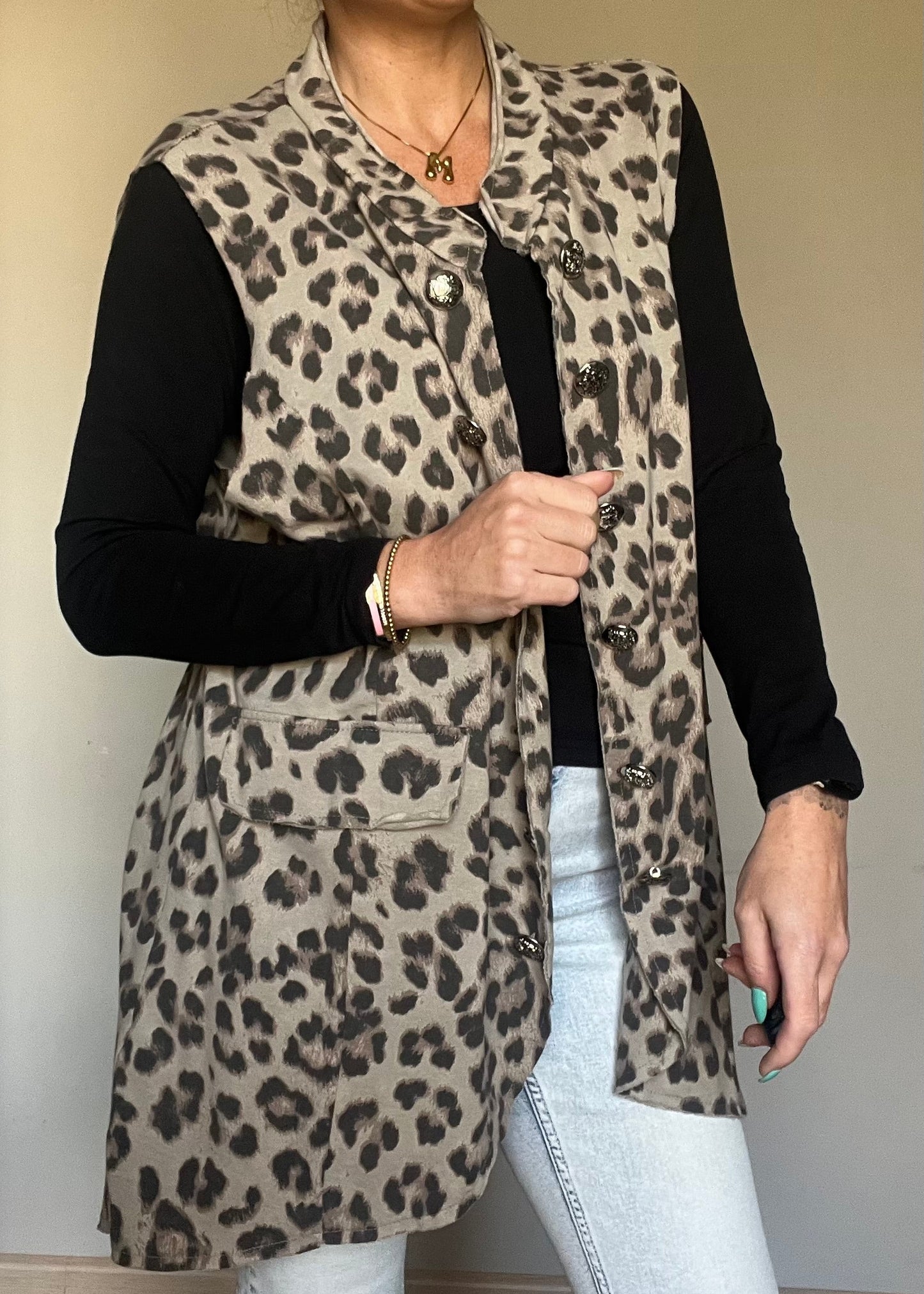 Lang dames gilet met panterprint in grijs of okergeel van katoen van Piek Fashion