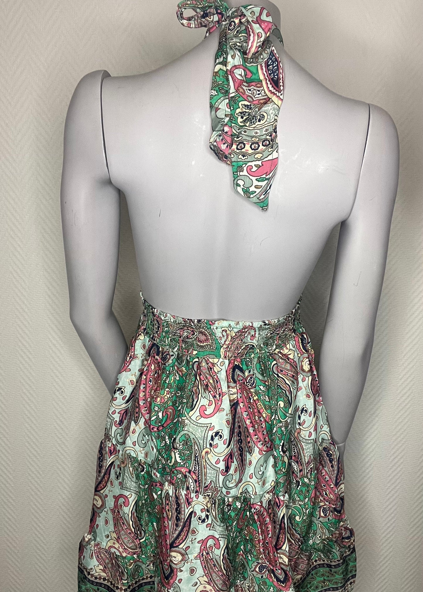 Zomerse damesjurk met blote rug en halssluiting, polyester stof in drie kleurrijke prints, licht, speels en vrouwelijk.