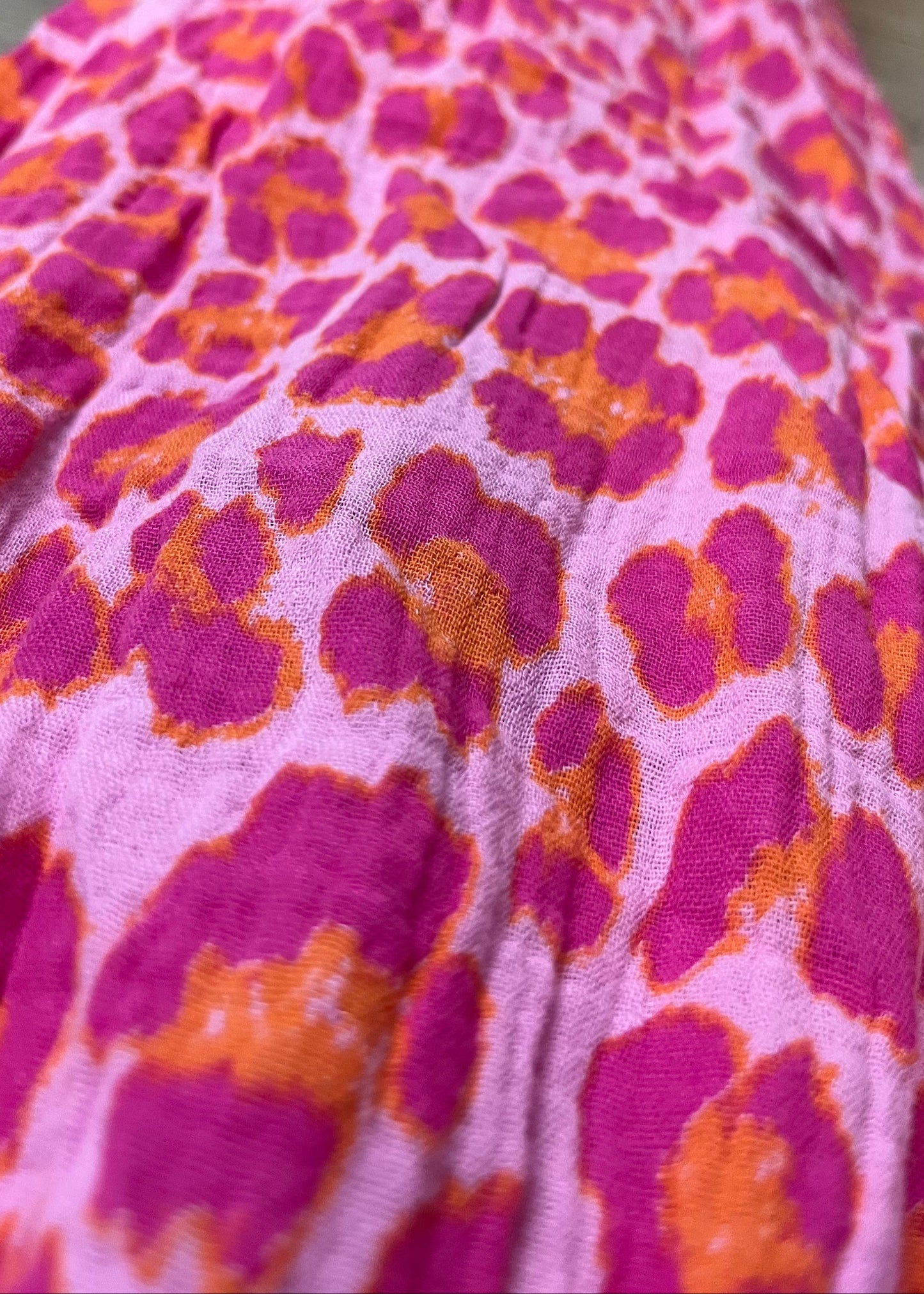 Panterprintjurk van mousseline katoen met ruffles en elastiek onder de borst. Speels, vrouwelijk en in 3 maten.