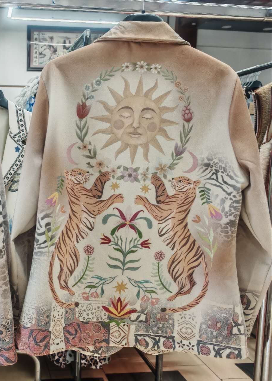 Blazer in suèdelook stof met opvallende print, licht getailleerd. One size tot maat 44.