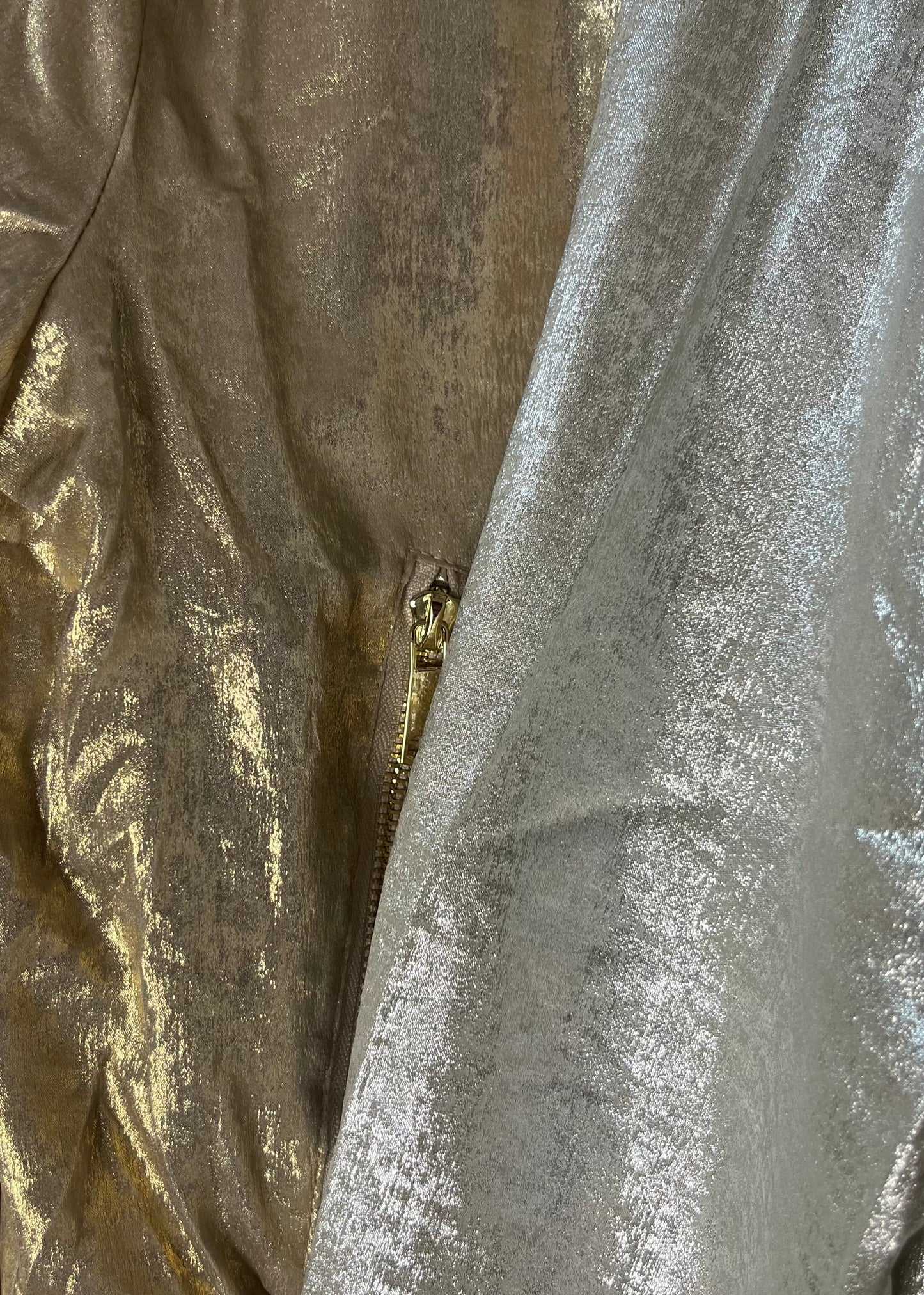 Metallic bomberjasje in goud of zilver met rits en steekzakken. Trendy, vrouwelijk model voor zomer en najaar.