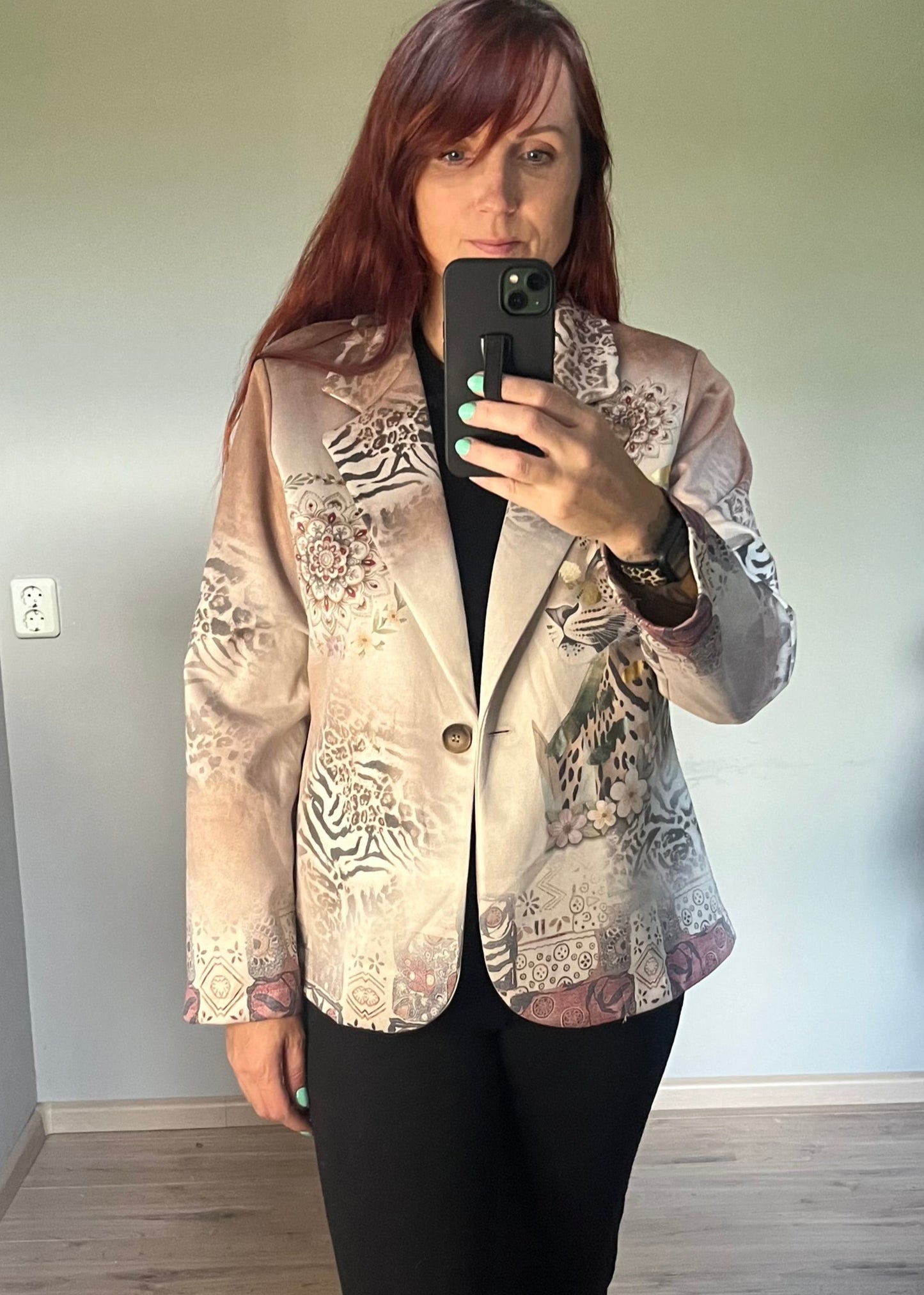 Blazer in suèdelook stof met opvallende print, licht getailleerd. One size tot maat 44.