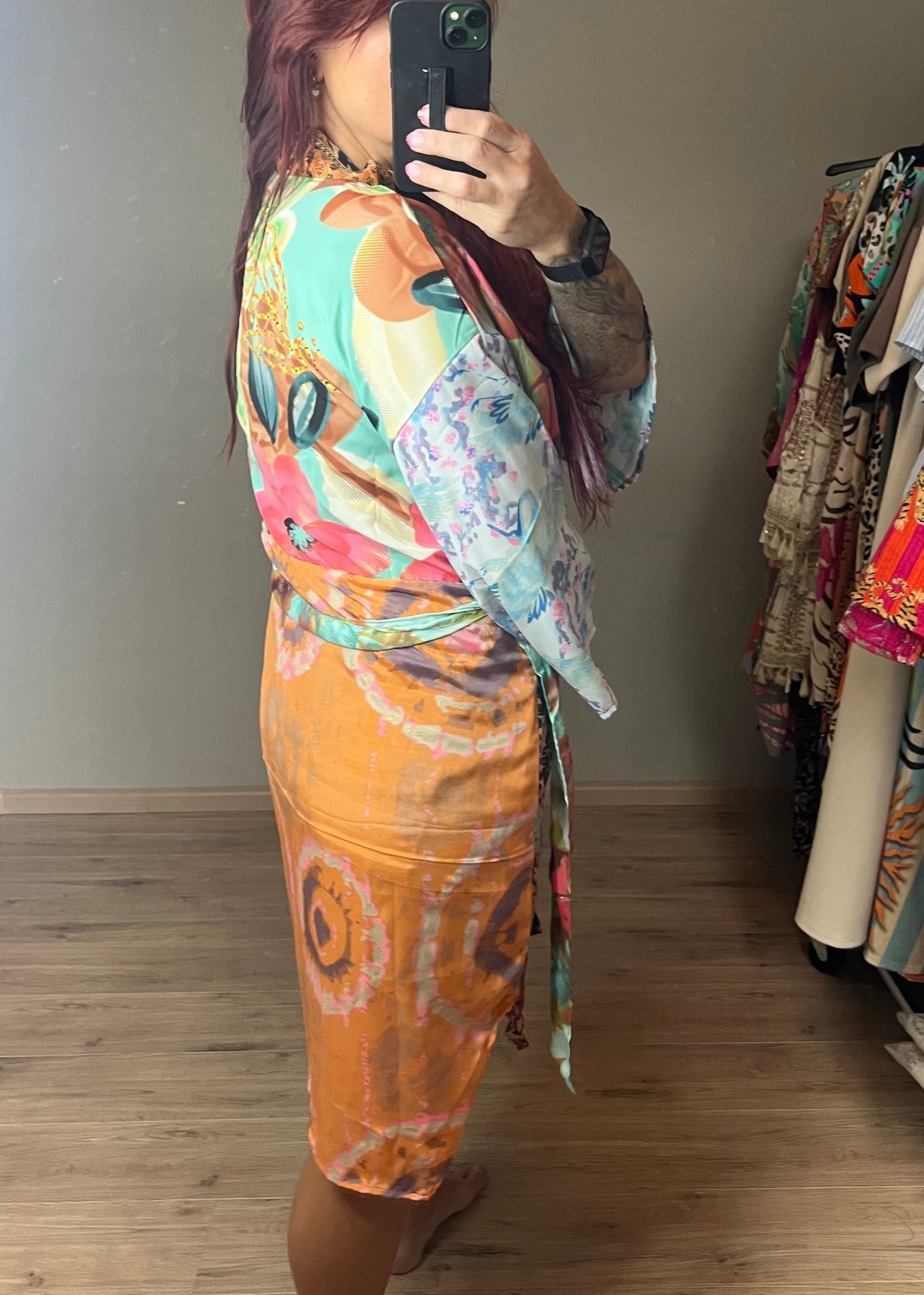 Gave kimono uit Inda in Ibiza stijl van zijde met centuur en steekzakken. Diverse hippe en trendt prints. Elke is uniek.