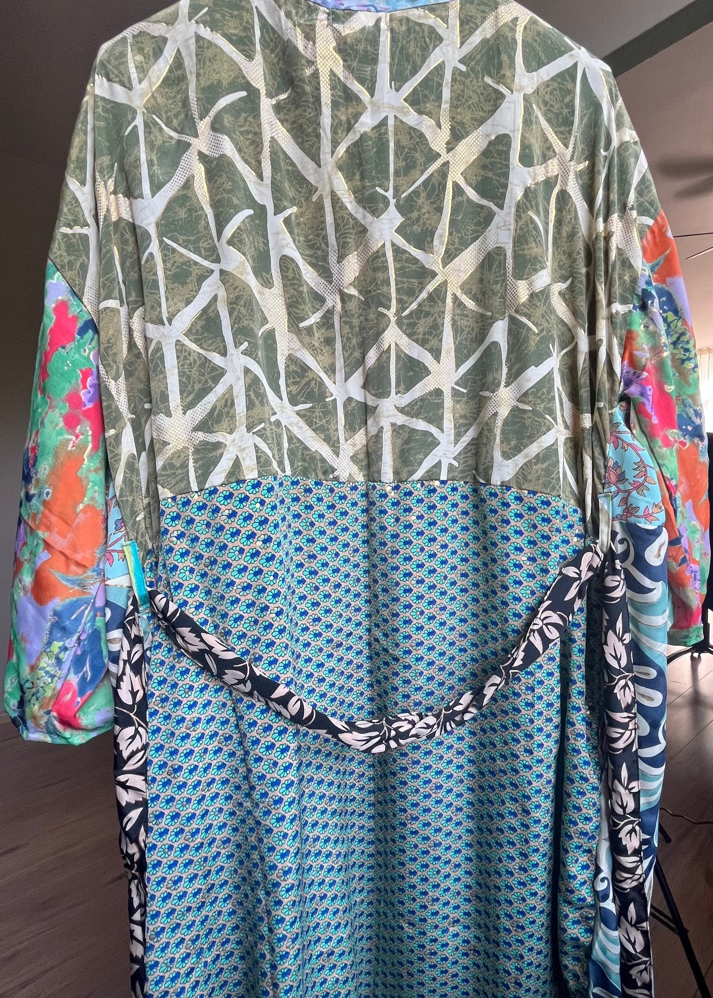 Gave kimono uit Inda in Ibiza stijl van zijde met centuur en steekzakken. Diverse hippe en trendt prints. Elke is uniek.