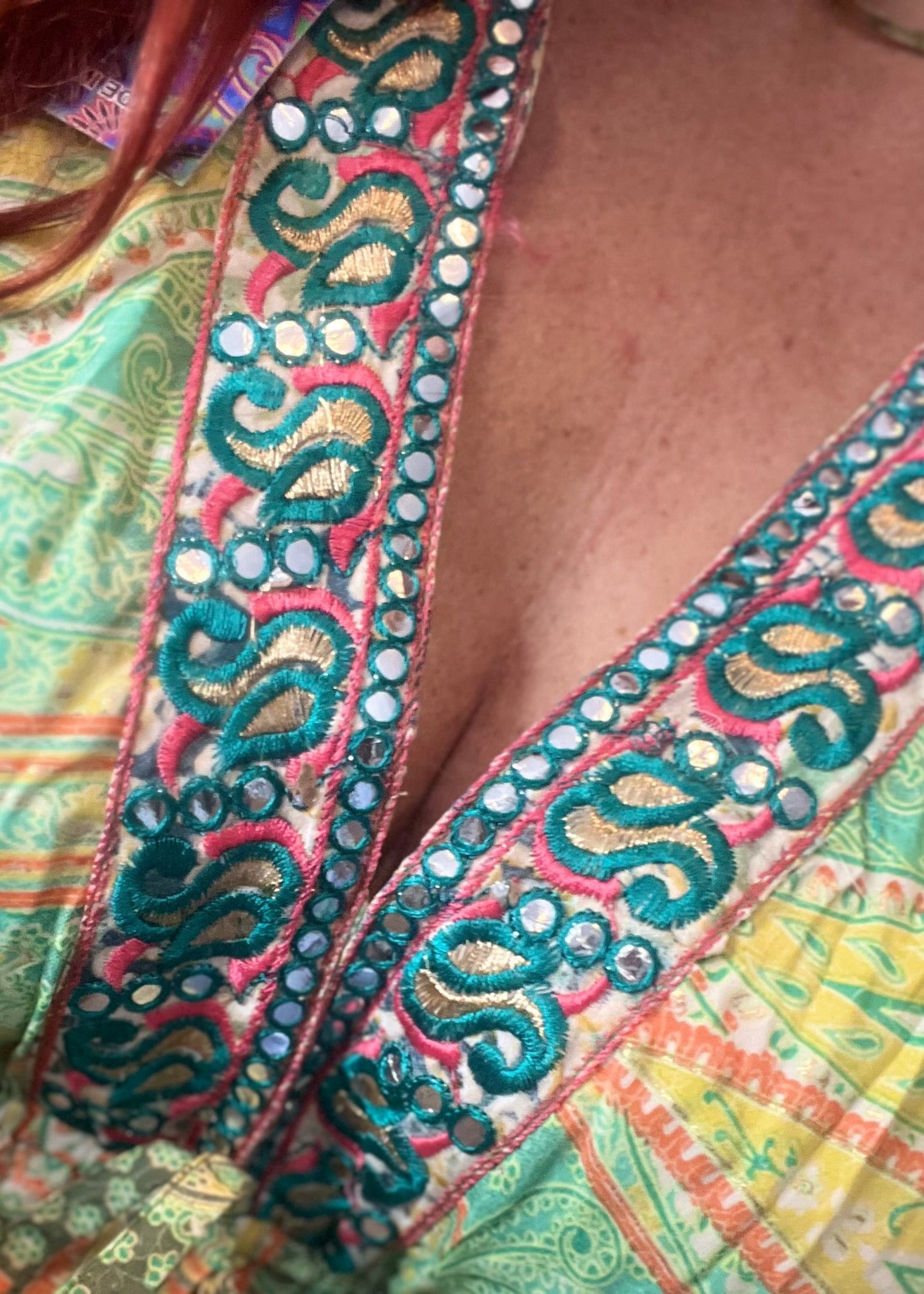 Kleurrijk kort boho look damesjurkje van zijde en viscose. zomers, luchtig en stijlvol met speelse print.