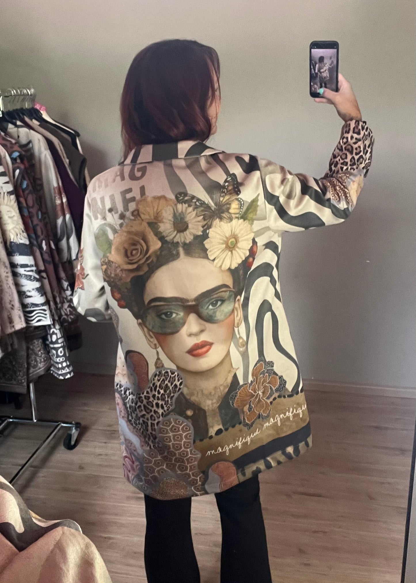 Lange jas in suèdelook met opvallende print, licht getailleerd. One size tot maat 46.