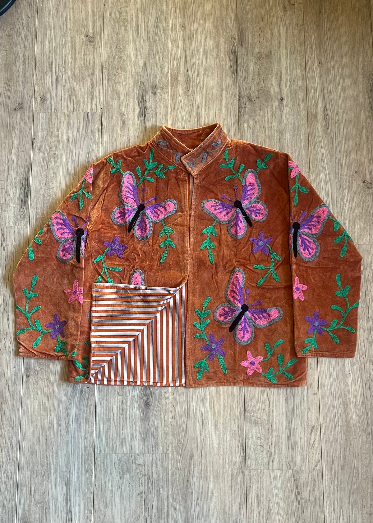 Handgemaakt velvet Suzani jacket in koperbruin voor dames met kleurrijk Indiaas borduurwerk met vlinders
