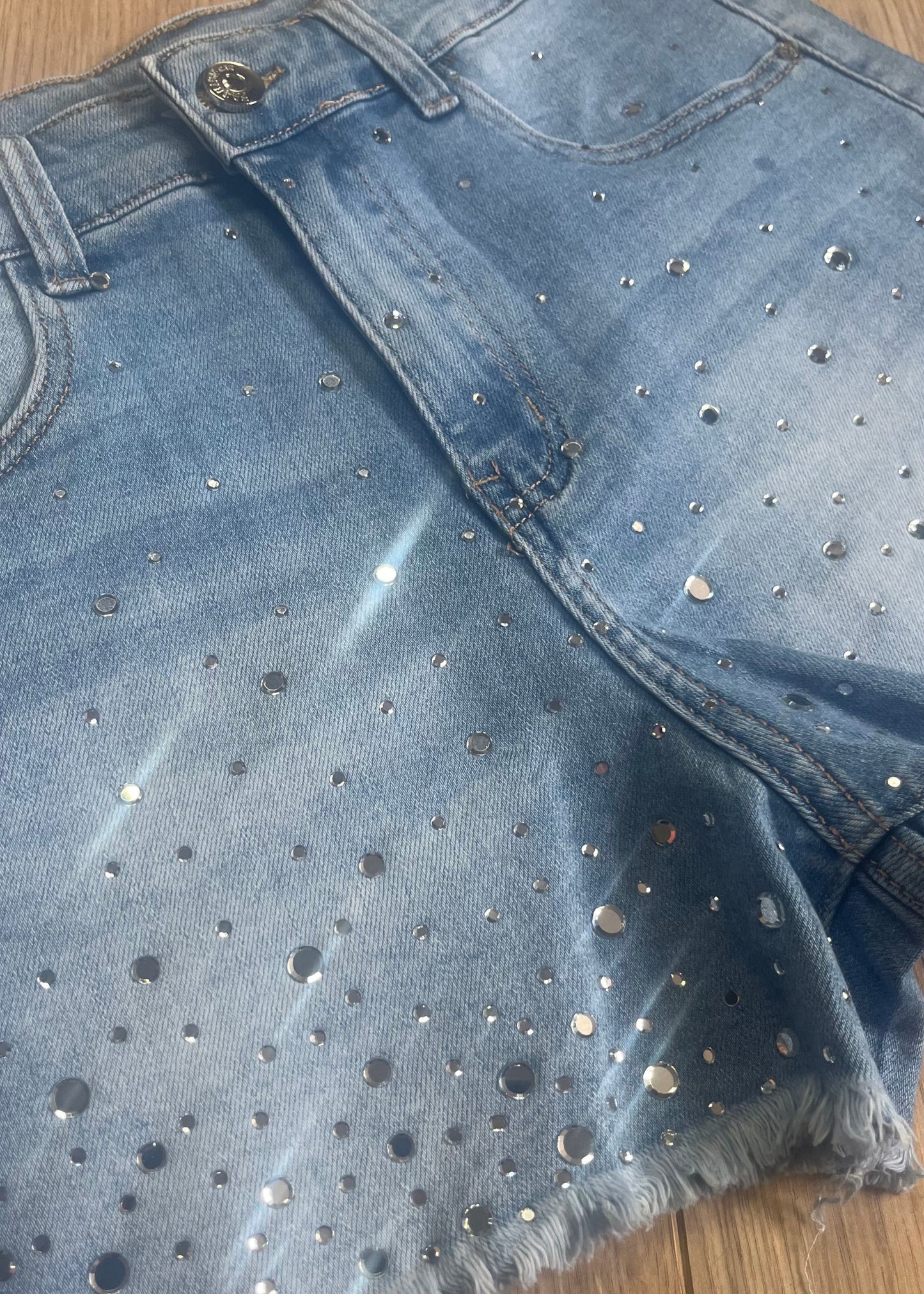 Korte jeans met grote glittersteentjes aan de voorkant, denim stretchmateriaal, verkrijgbaar van XS tot XL.