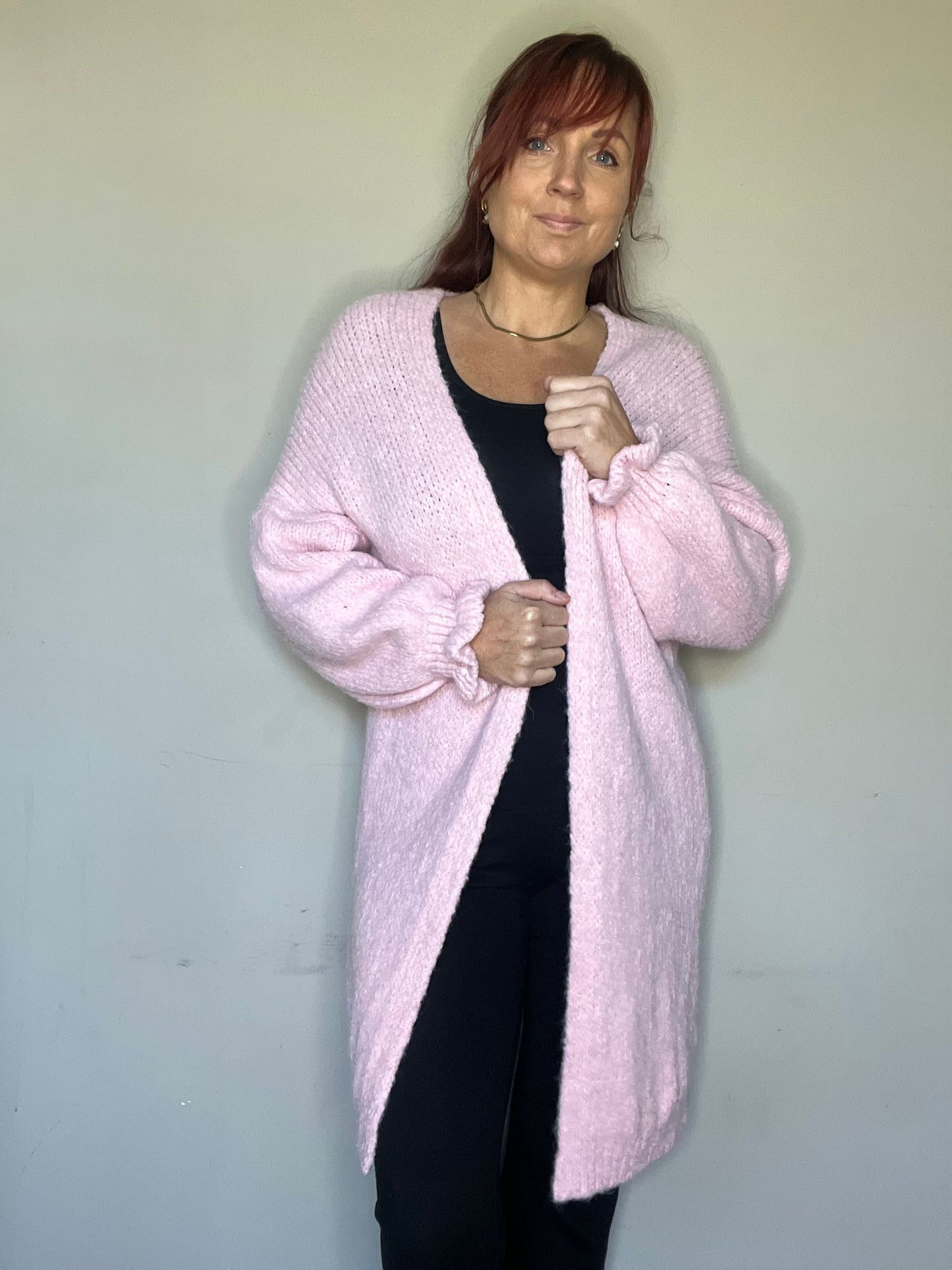 Lang vest met ruffle mouwen in groen, ecru en roze. One size tot maat 44.