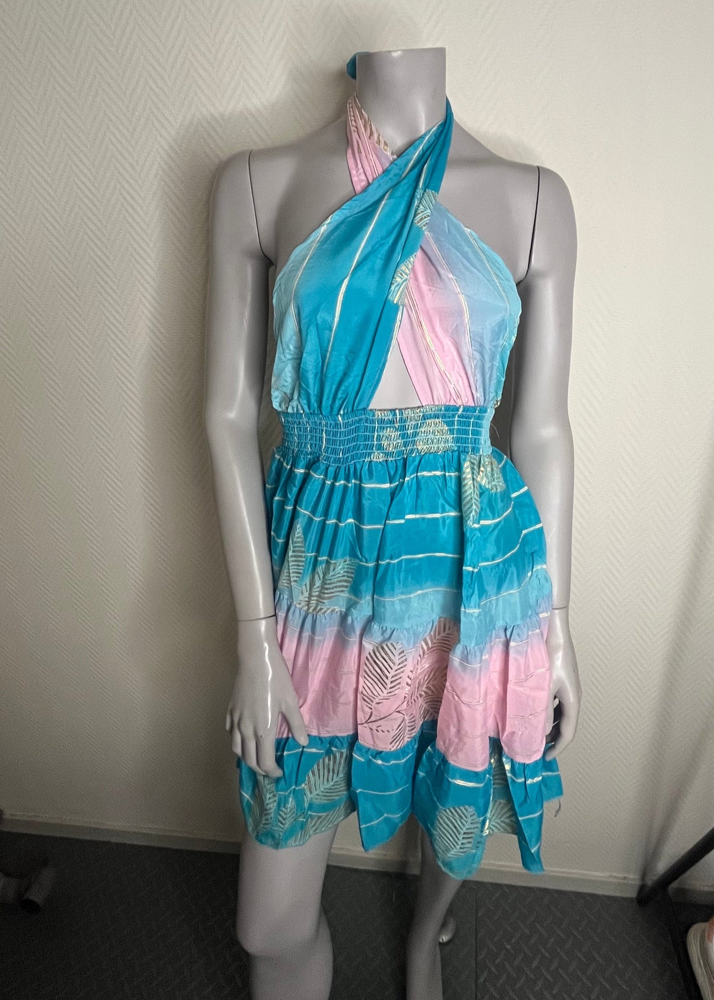 Zomerse damesjurk met blote rug en halssluiting, polyester stof in drie kleurrijke prints, licht, speels en vrouwelijk.