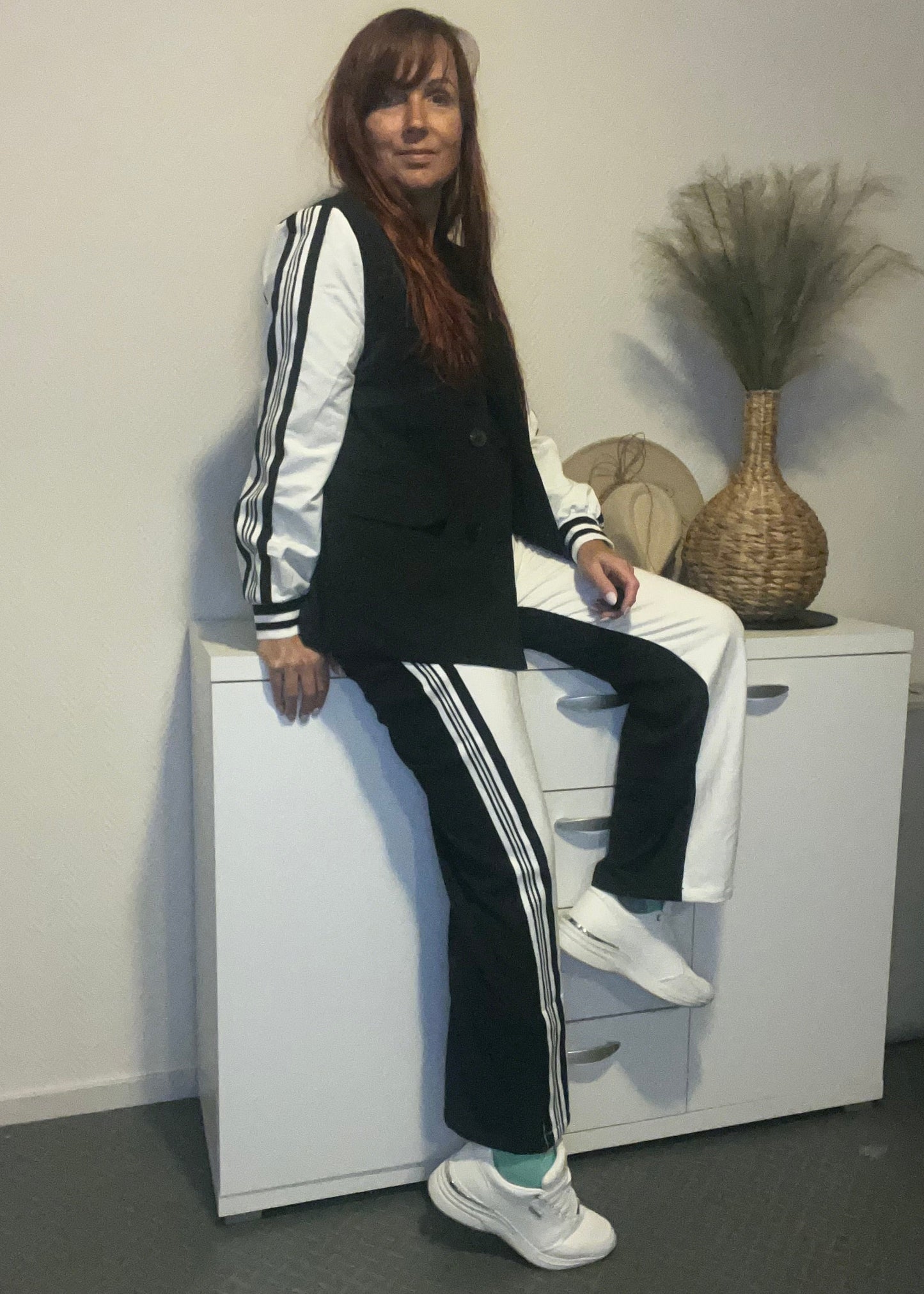 Zwart met wit tweedelig pak. Bomber colbertje met een comfy broek