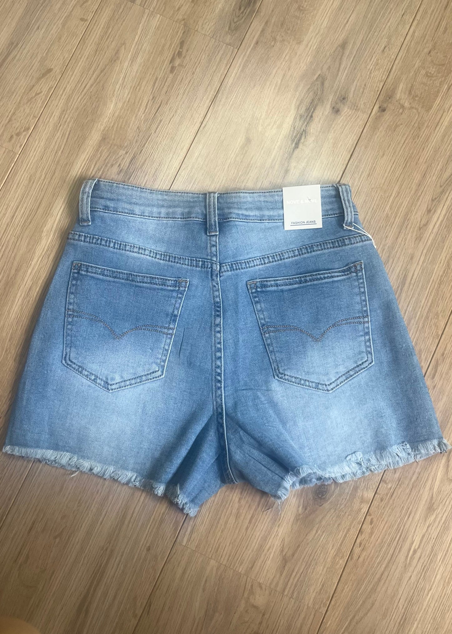 Korte jeans met grote glittersteentjes aan de voorkant, denim stretchmateriaal, verkrijgbaar van XS tot XL.