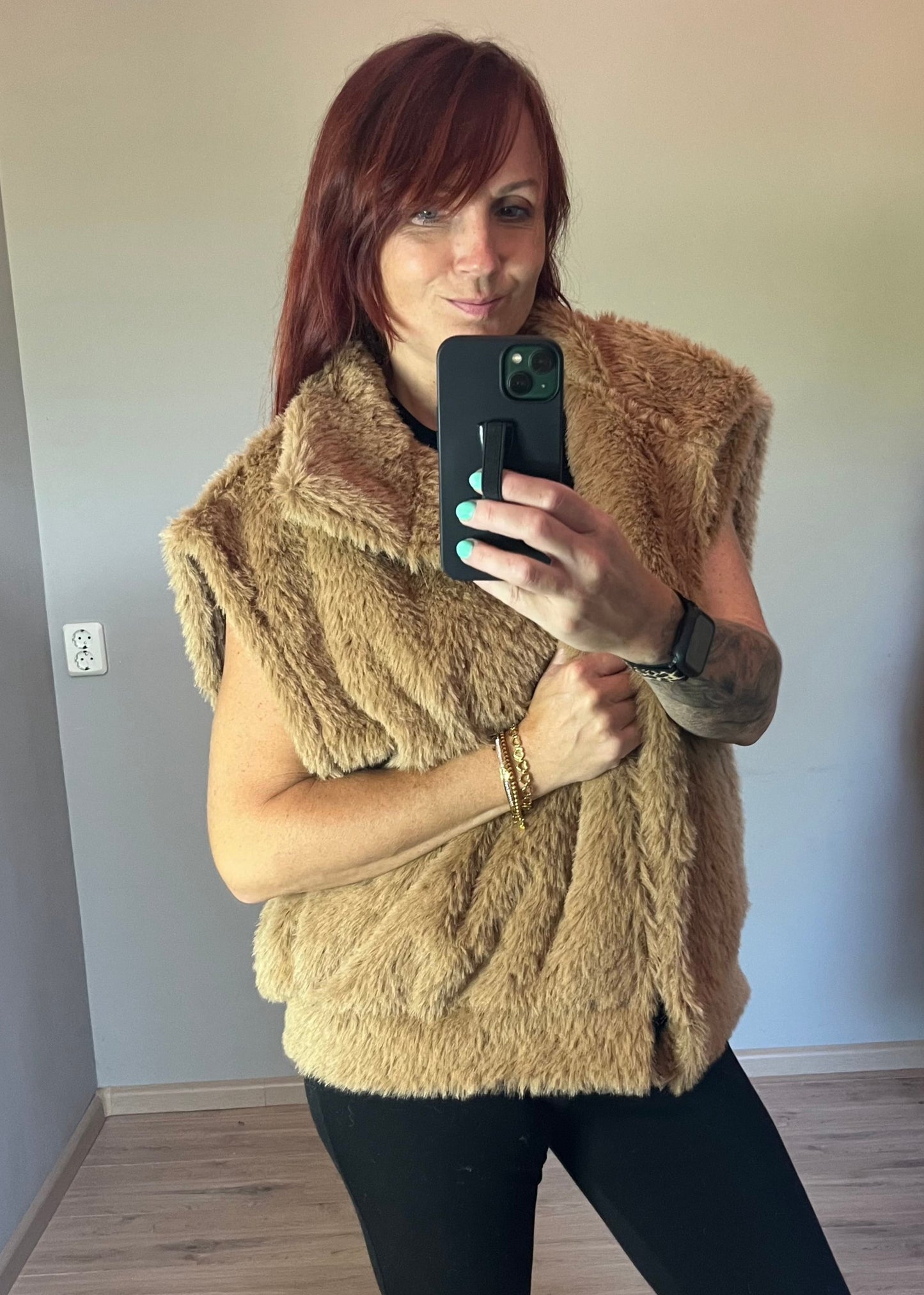 Gilet van nep bont in camelbruin en beige, met grote kraag en twee zakken. Oversized model, one size tot maat 46.