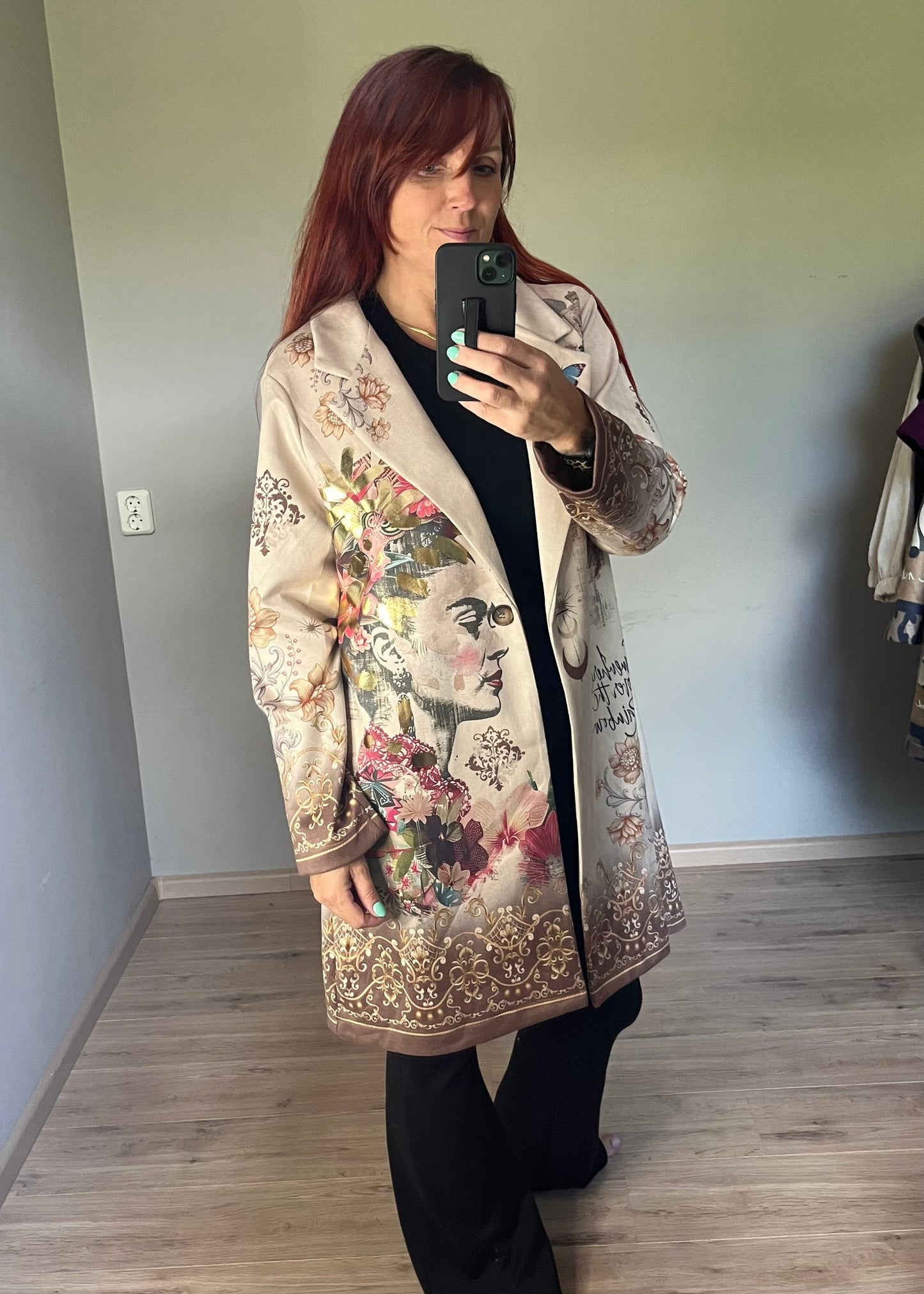 Lange jas in suèdelook met opvallende print, licht getailleerd. One size tot maat 46.