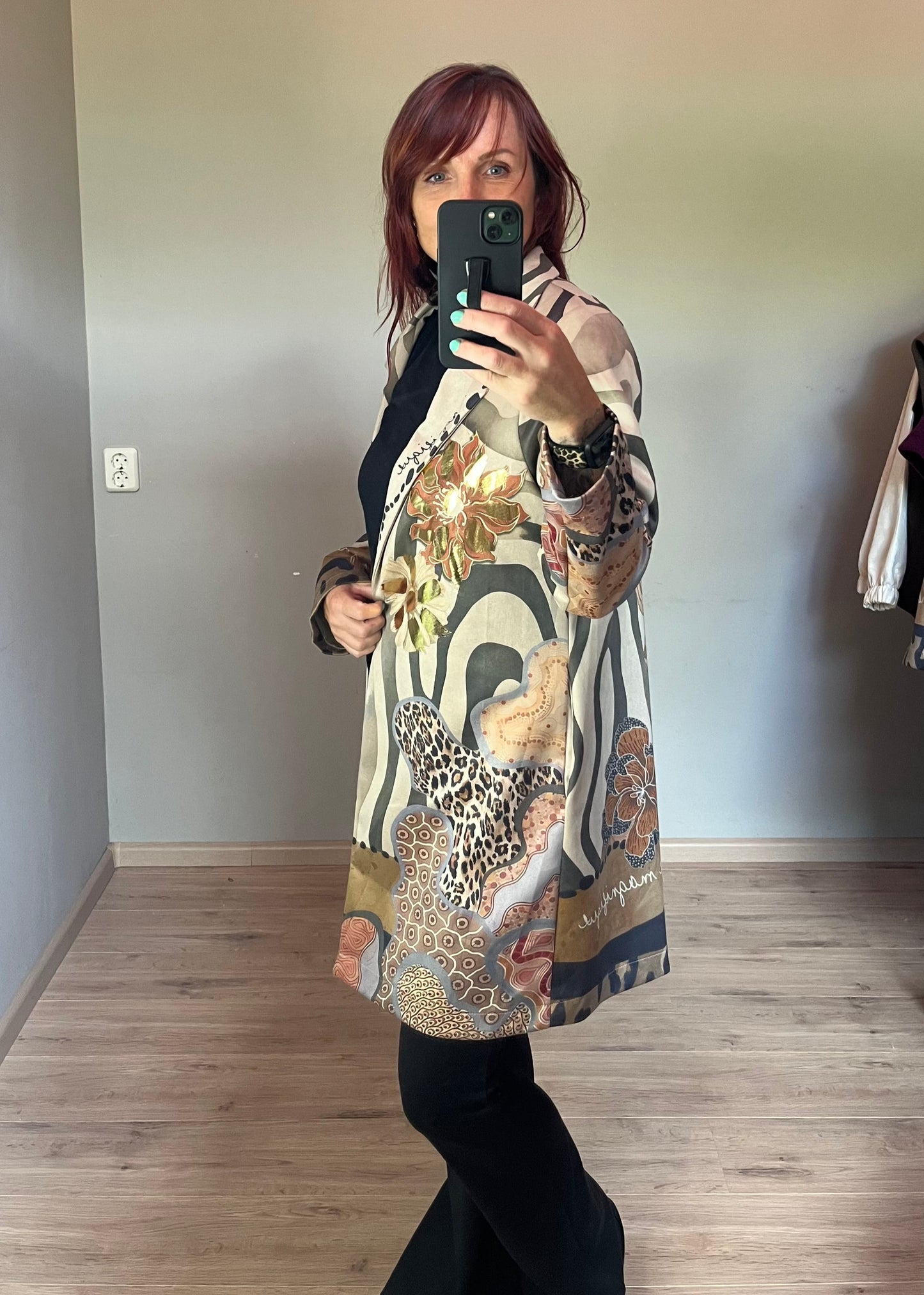 Lange jas in suèdelook met opvallende print, licht getailleerd. One size tot maat 46.