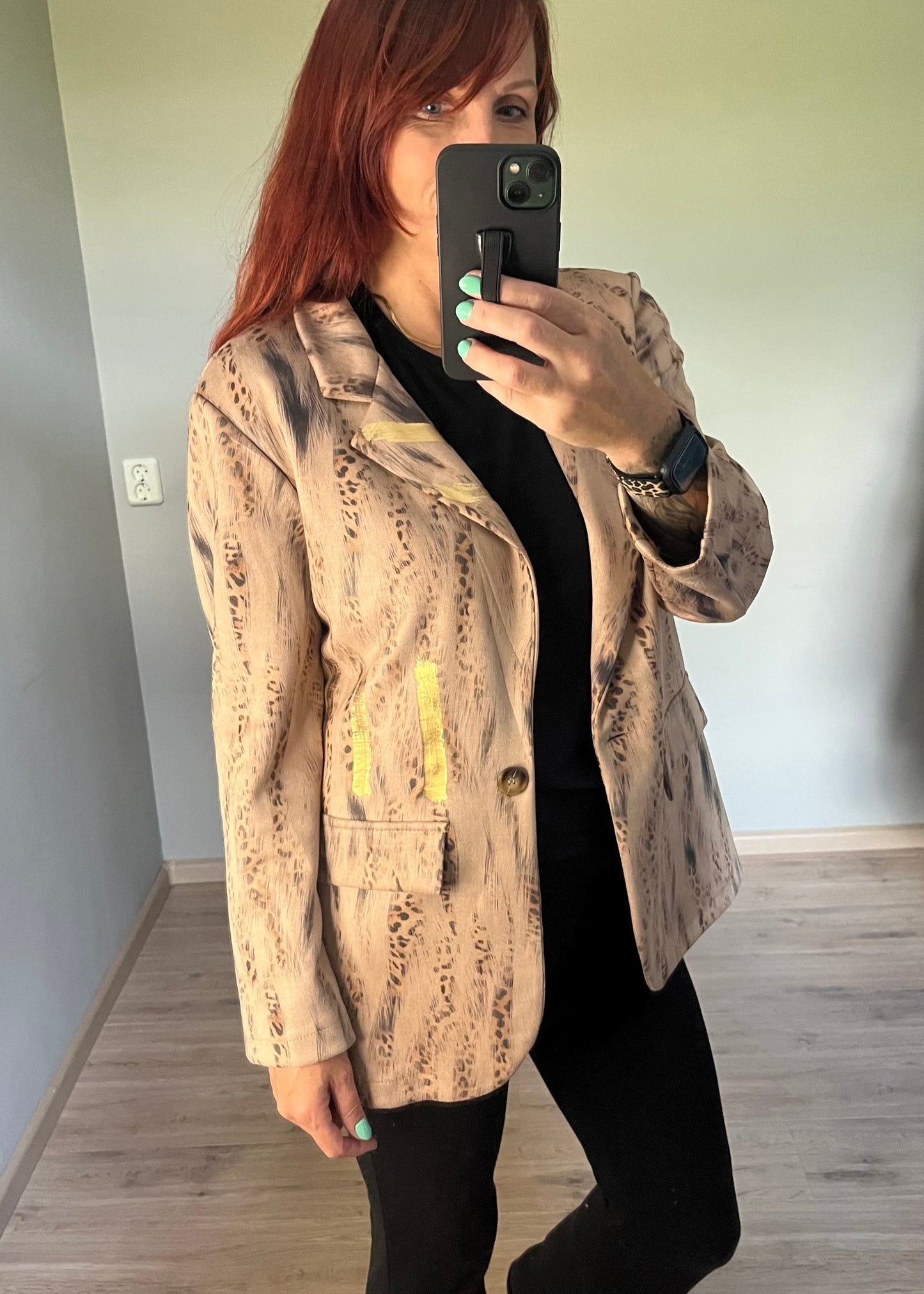 Blazer in suèdelook stof met opvallende print, licht getailleerd. One size tot maat 44.